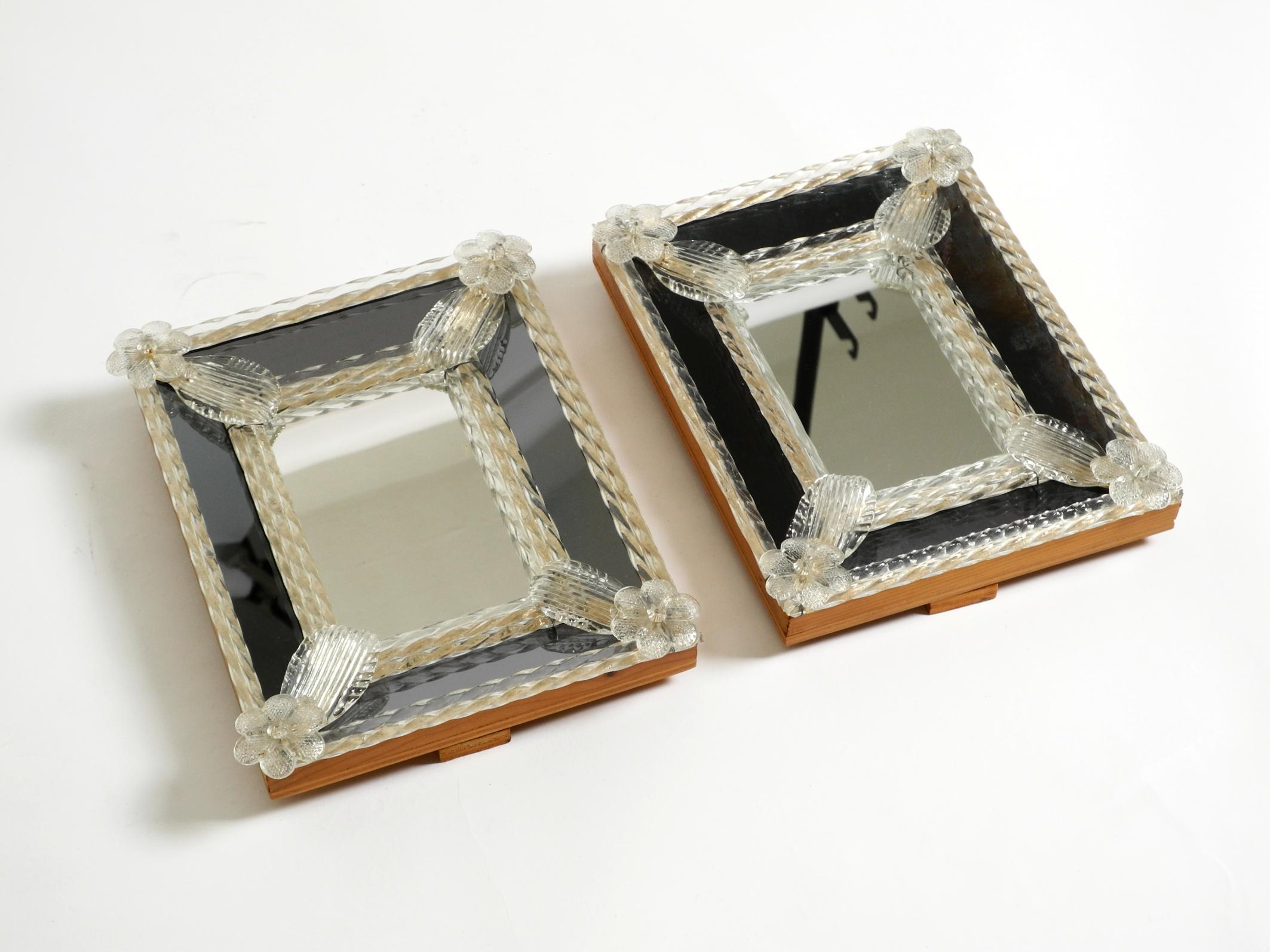 Dos espejos de mesa venecianos de mediados de siglo con rosetones de cristal de Murano. Fabricado en Italia en Bueno estado para la venta en München, DE