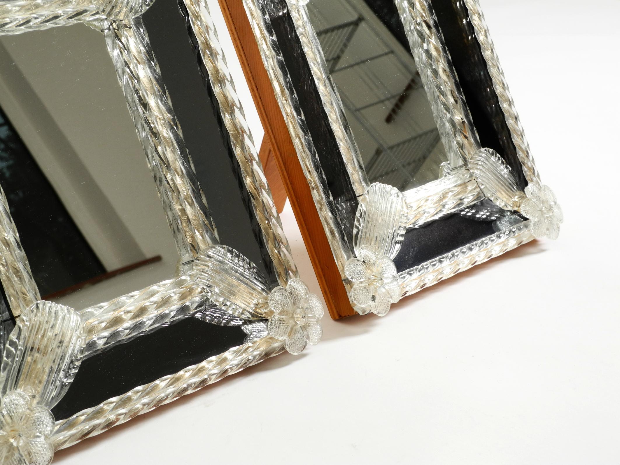 Dos espejos de mesa venecianos de mediados de siglo con rosetones de cristal de Murano. Fabricado en Italia mediados del siglo XX en venta