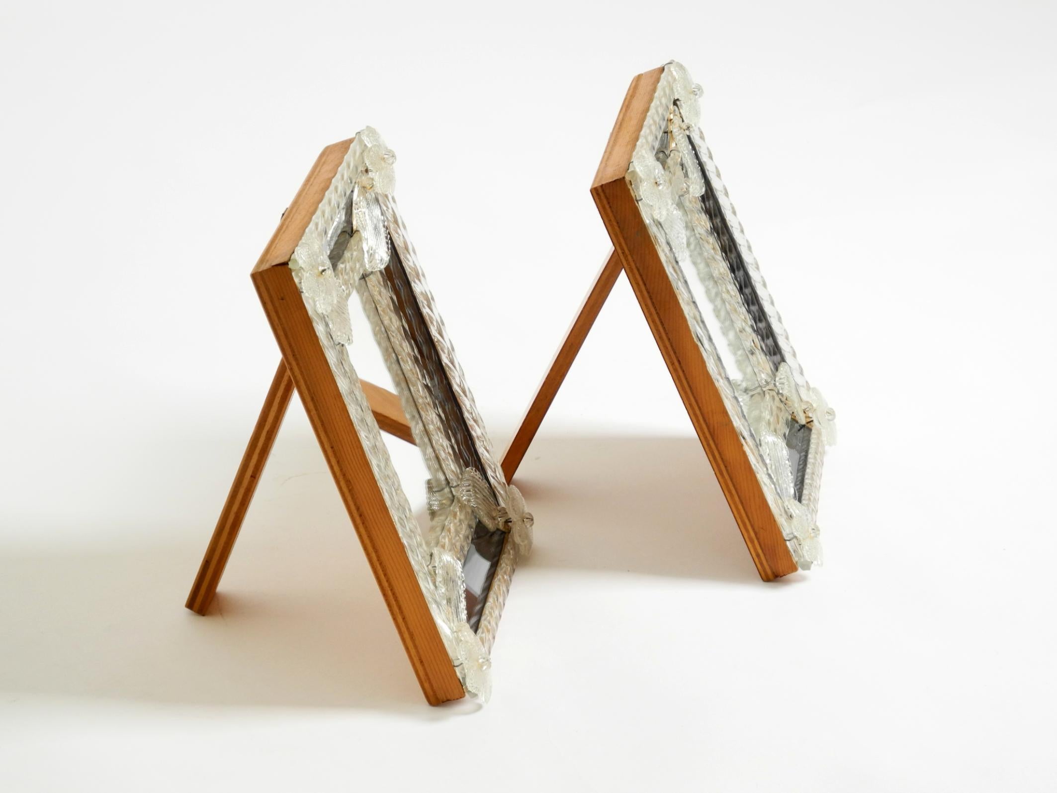 Dos espejos de mesa venecianos de mediados de siglo con rosetones de cristal de Murano. Fabricado en Italia Vidrio en venta