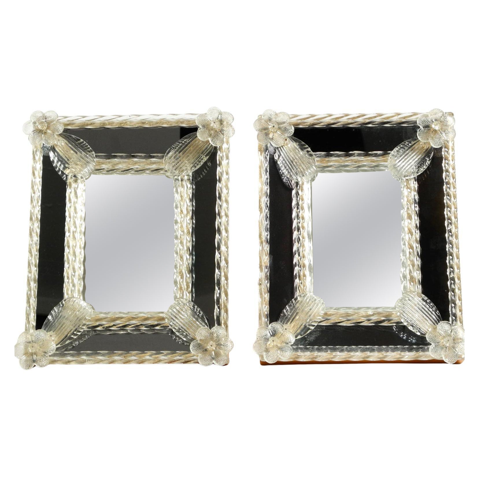 Dos espejos de mesa venecianos de mediados de siglo con rosetones de cristal de Murano. Fabricado en Italia en venta