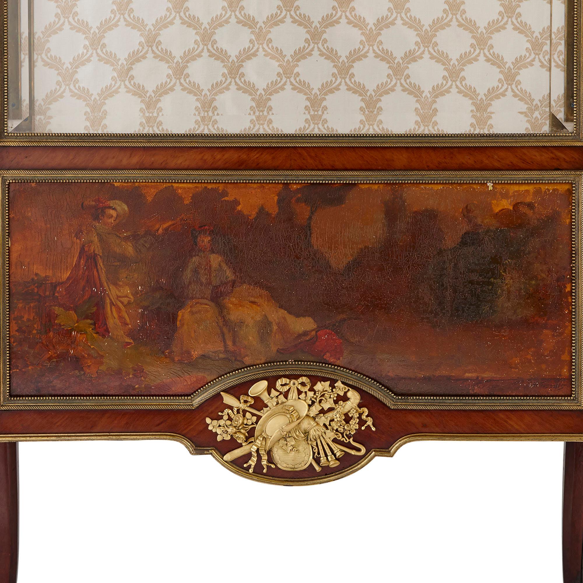 Ces élégantes vitrines ont été fabriquées à la fin du XIXe siècle par le principal ébéniste de l'époque, François Linke (Français, 1855-1946). Linke était mondialement connu pour ses meubles du XVIIIe siècle de style Louis XV et Louis XVI revival.