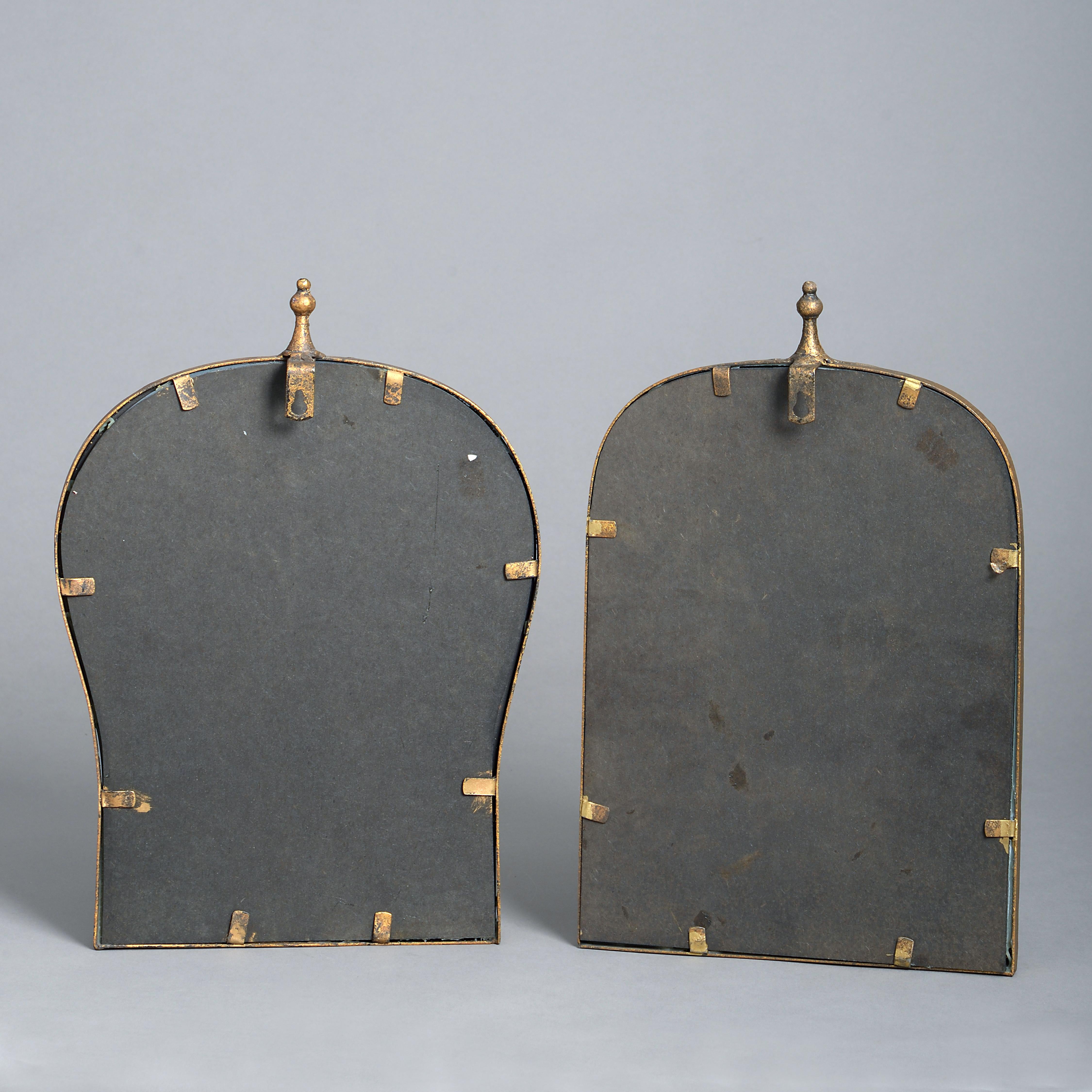 Deux tableaux de miroir en verre églomisé très inhabituels représentant des oiseaux:: tenant des clés dans leur bec et placés dans des cages dorées.