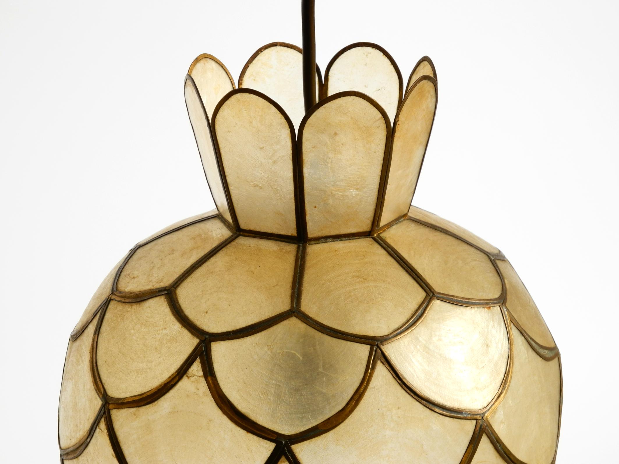 Deux très élégantes et belles lampes suspendues modernes du milieu du siècle en coquillage capiz. en vente 3