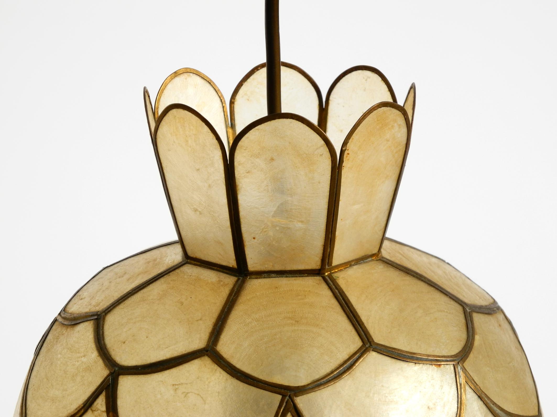 Deux très élégantes et belles lampes suspendues modernes du milieu du siècle en coquillage capiz. en vente 4