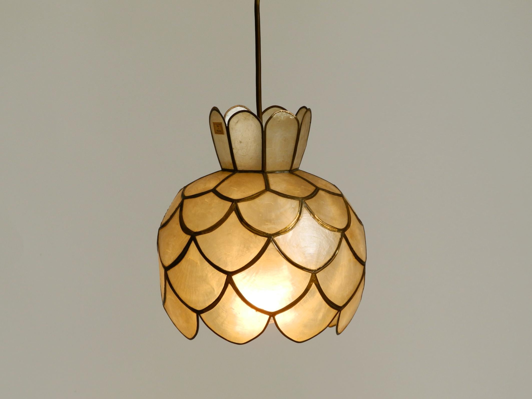 Deux très élégantes et belles lampes suspendues modernes du milieu du siècle en coquillage capiz. en vente 5