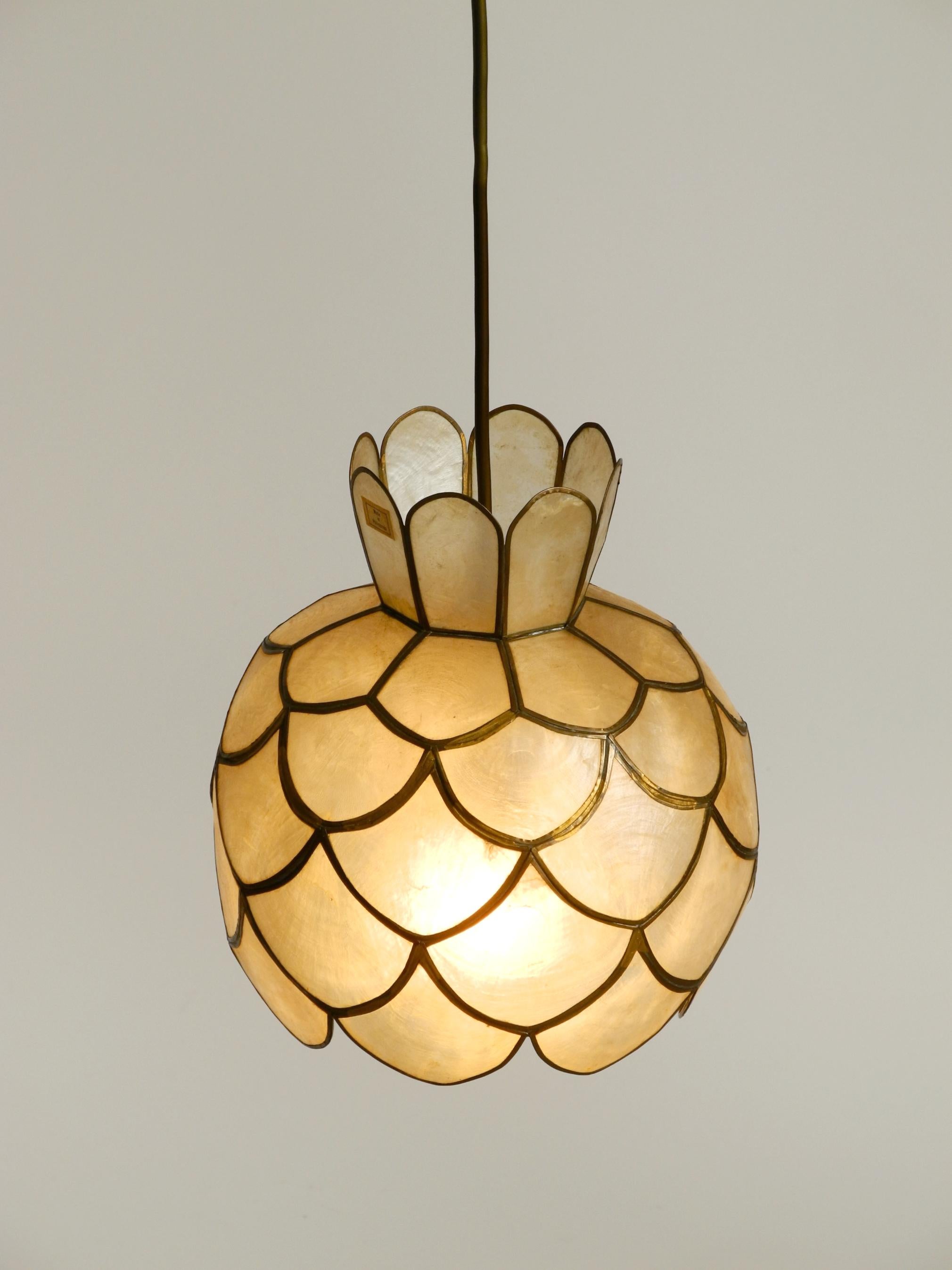 Deux très élégantes et belles lampes suspendues modernes du milieu du siècle en coquillage capiz. en vente 6