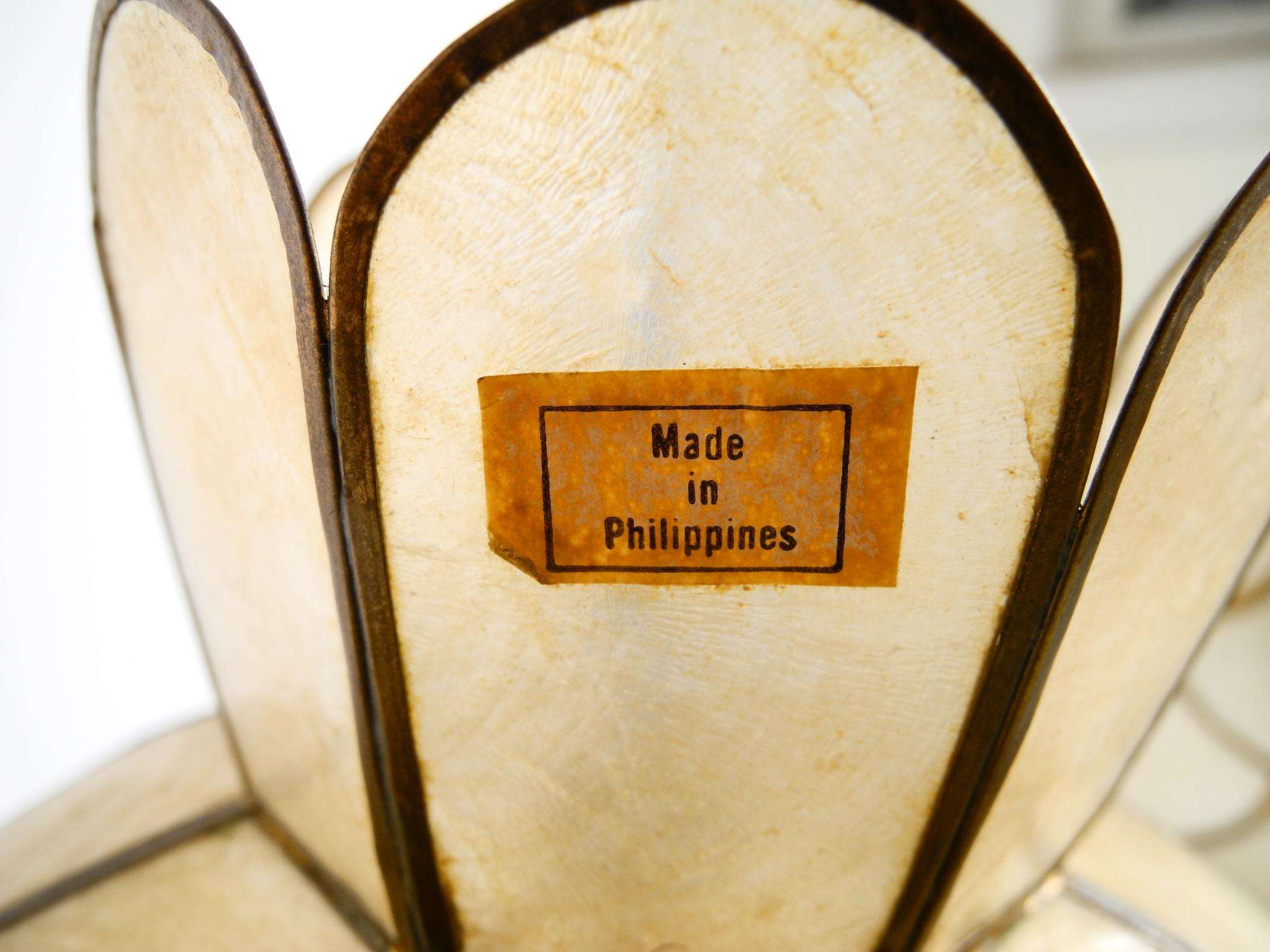 Deux très élégantes et belles lampes suspendues modernes du milieu du siècle en coquillage capiz. en vente 8