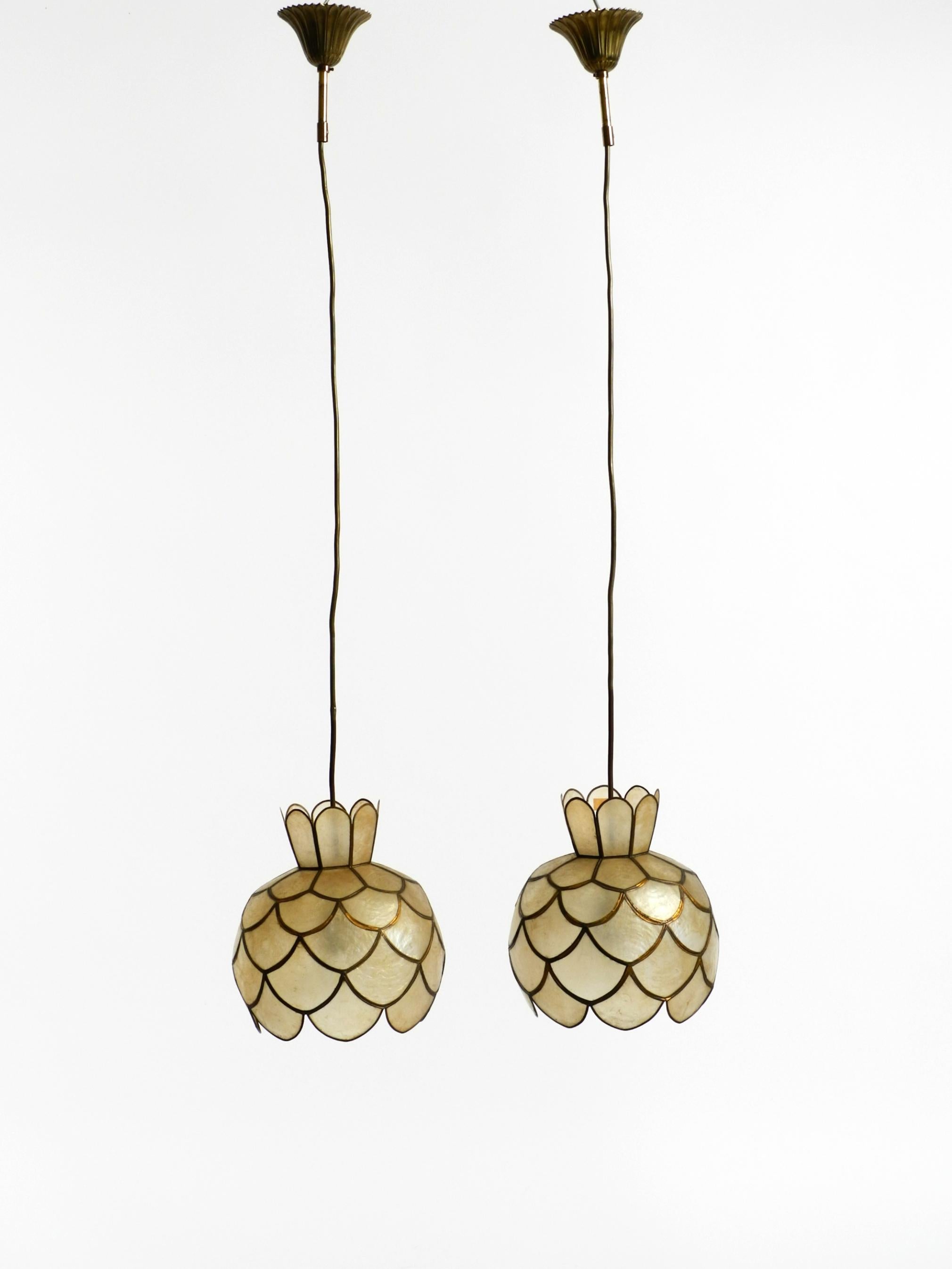 Deux très élégantes et belles lampes suspendues modernes du milieu du siècle en coquillage capiz. en vente 9