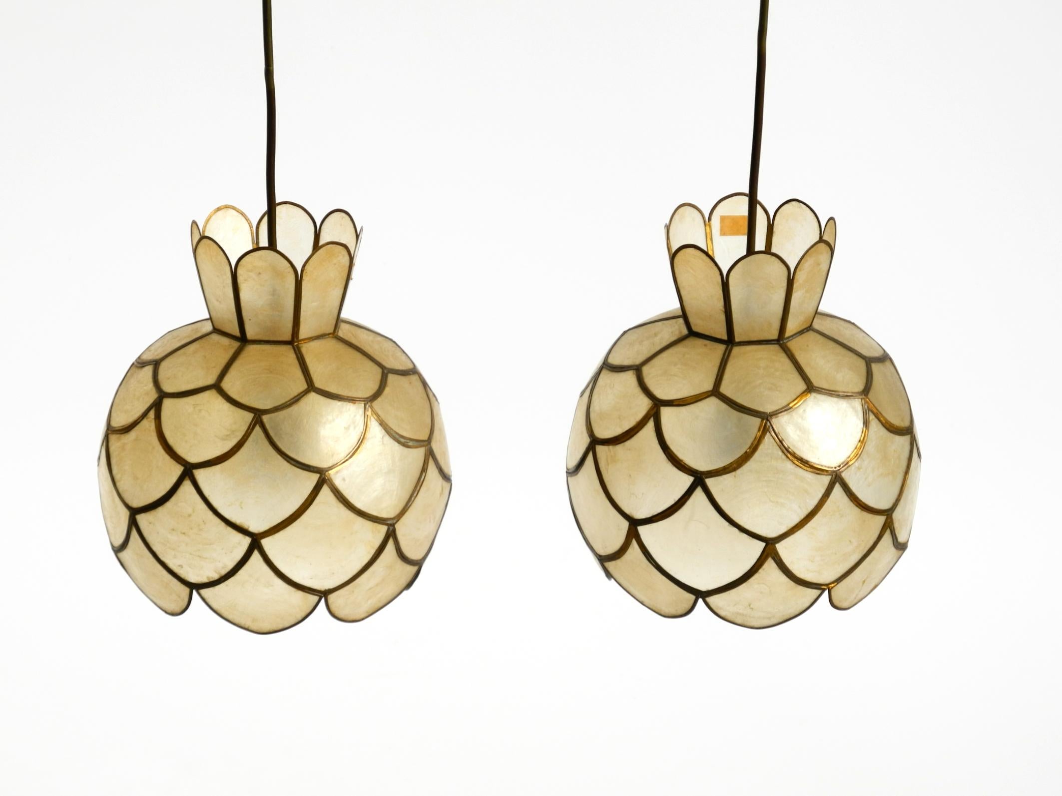 Mid-Century Modern Deux très élégantes et belles lampes suspendues modernes du milieu du siècle en coquillage capiz. en vente