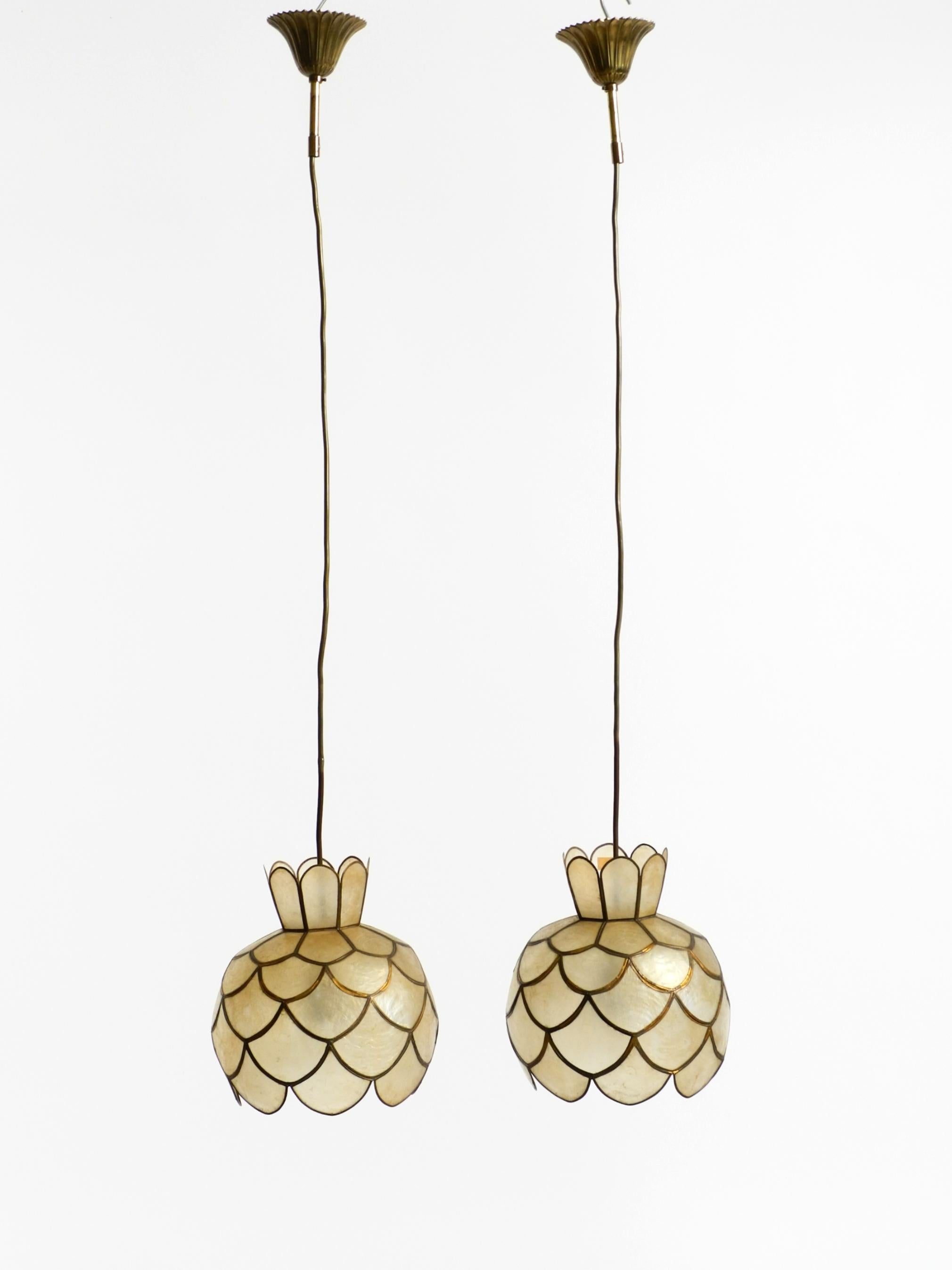 Allemand Deux très élégantes et belles lampes suspendues modernes du milieu du siècle en coquillage capiz. en vente