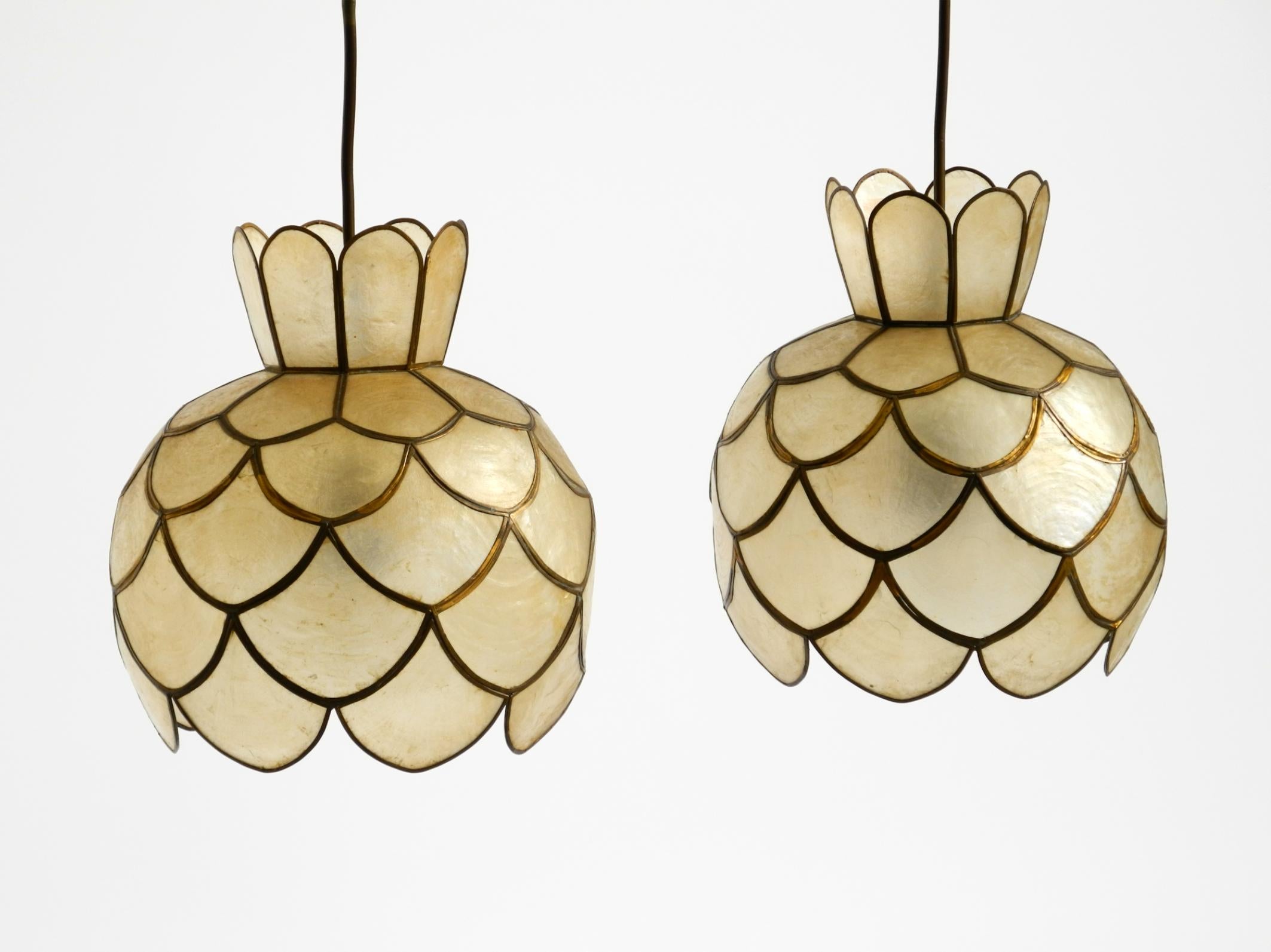 Deux très élégantes et belles lampes suspendues modernes du milieu du siècle en coquillage capiz. Bon état - En vente à München, DE