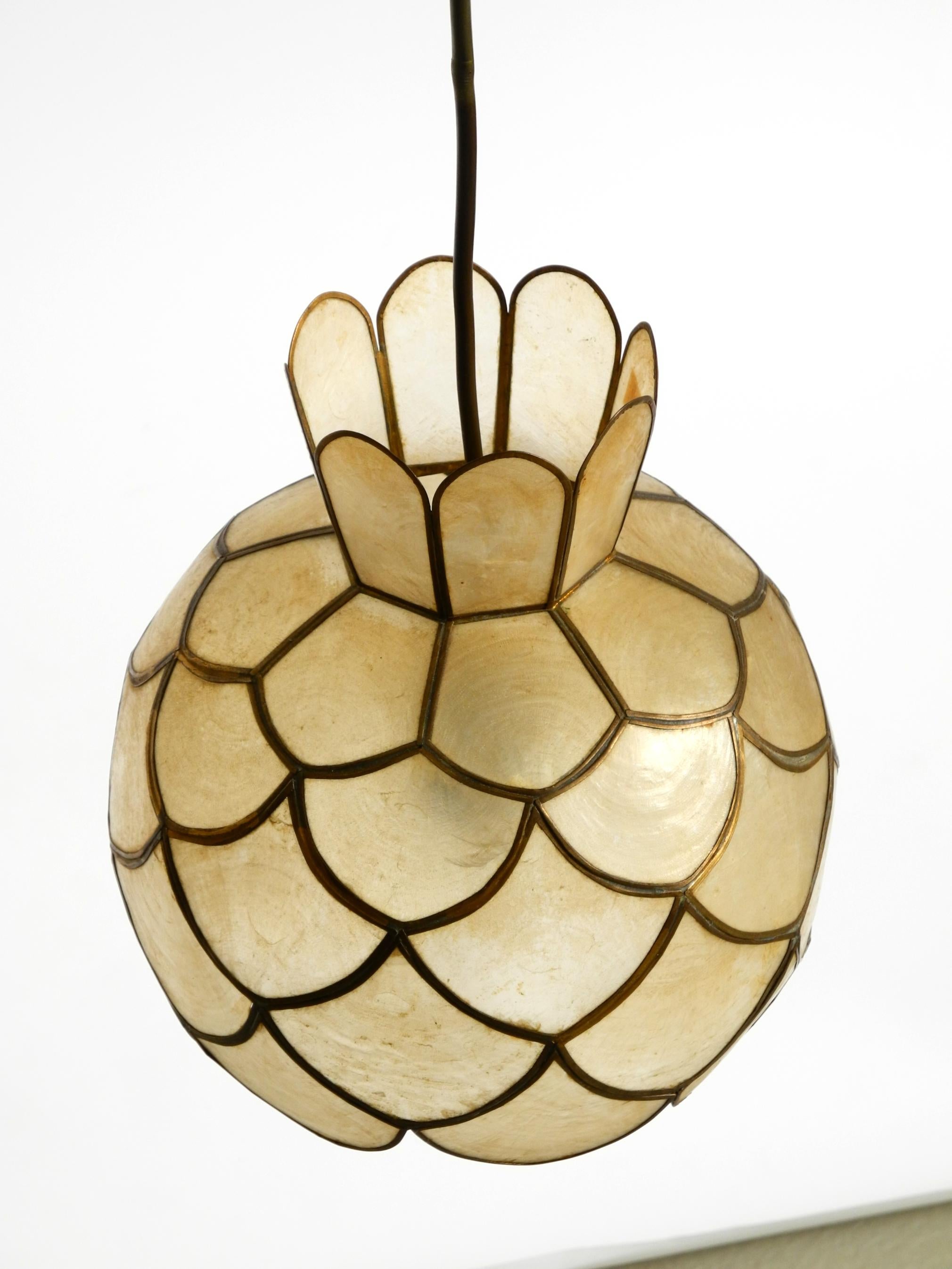 Milieu du XXe siècle Deux très élégantes et belles lampes suspendues modernes du milieu du siècle en coquillage capiz. en vente