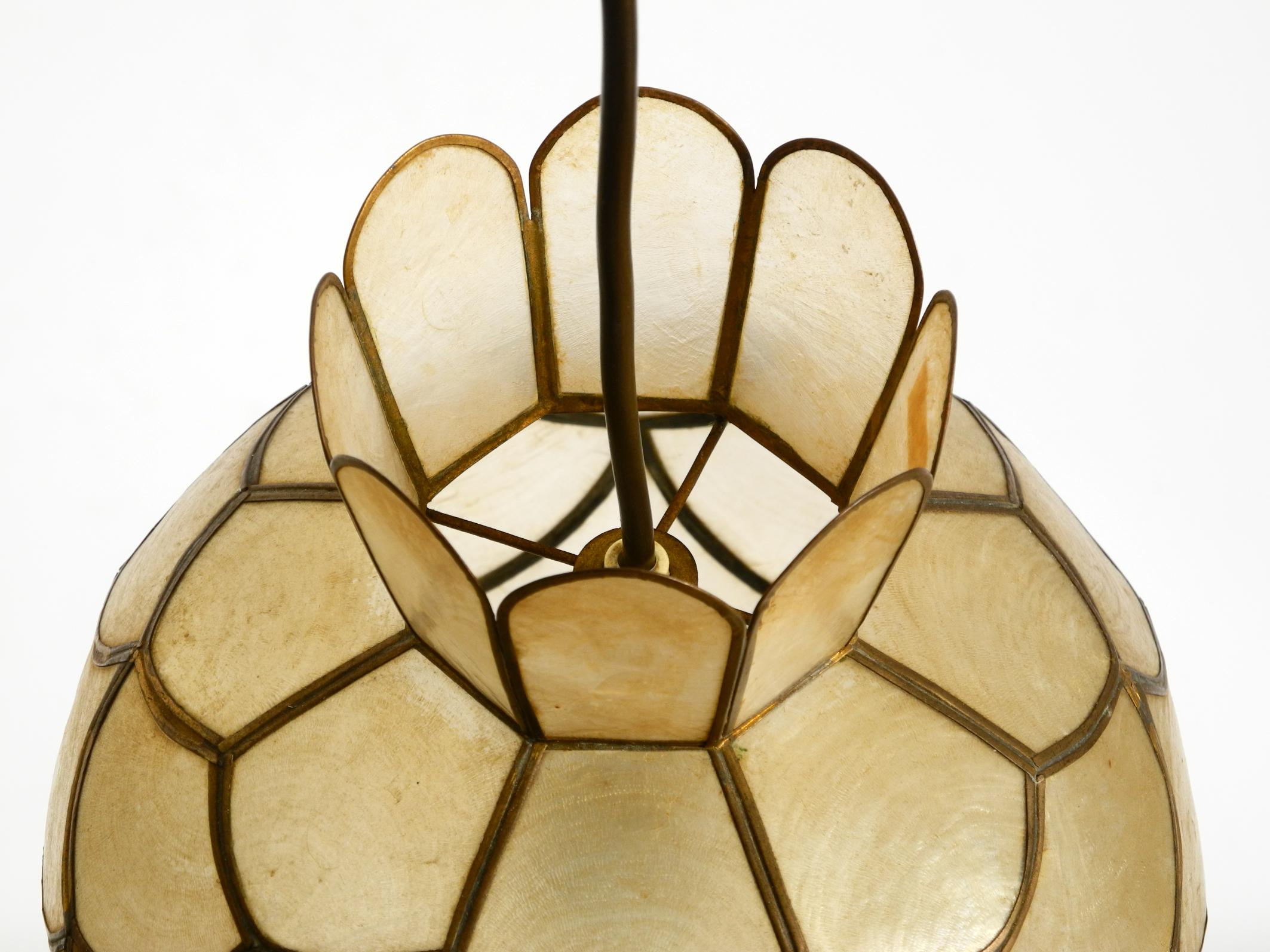 Laiton Deux très élégantes et belles lampes suspendues modernes du milieu du siècle en coquillage capiz. en vente