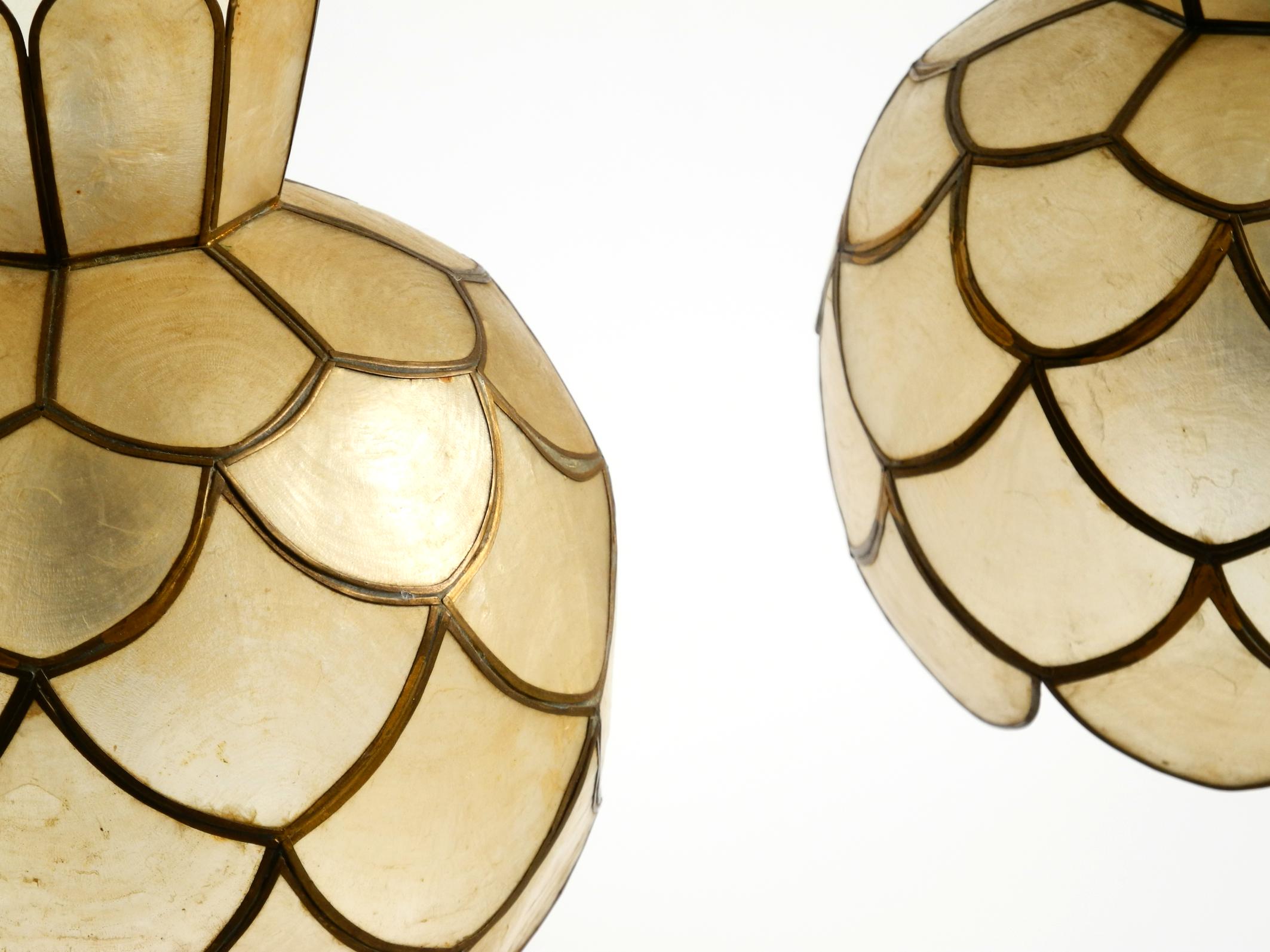 Deux très élégantes et belles lampes suspendues modernes du milieu du siècle en coquillage capiz. en vente 1