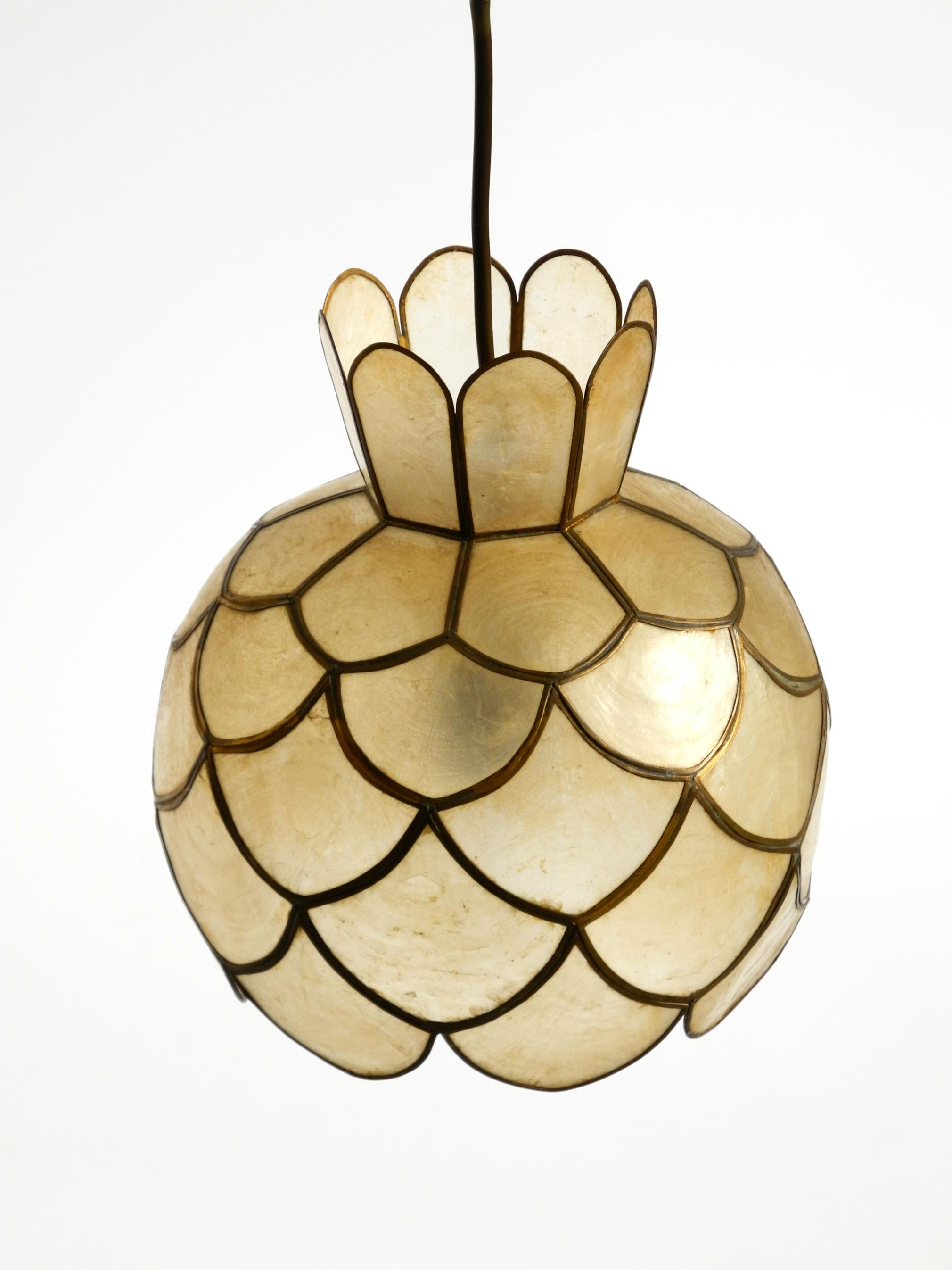 Deux très élégantes et belles lampes suspendues modernes du milieu du siècle en coquillage capiz. en vente 2