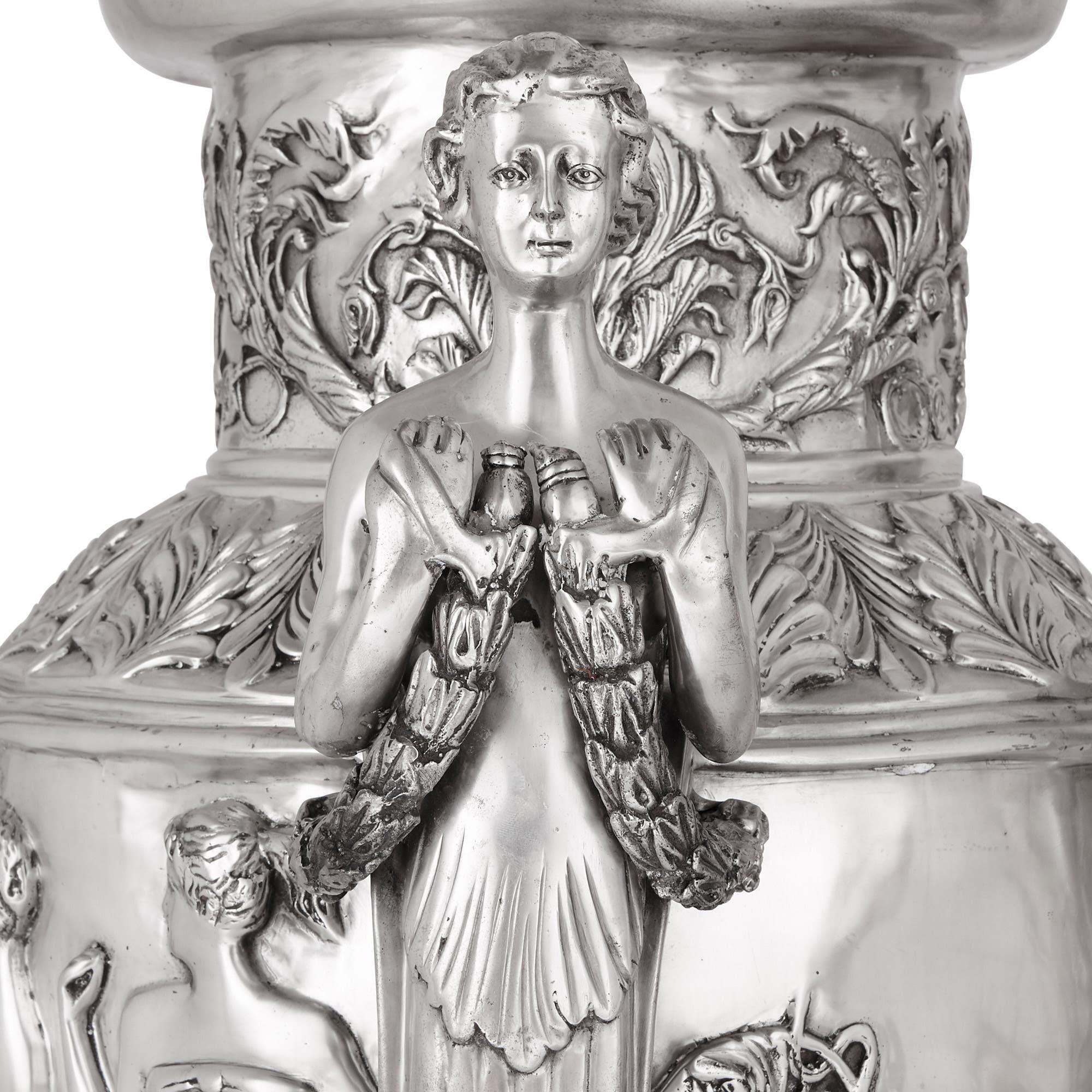 Sehr große französische Vasen aus versilberter Bronze im Zustand „Gut“ im Angebot in London, GB