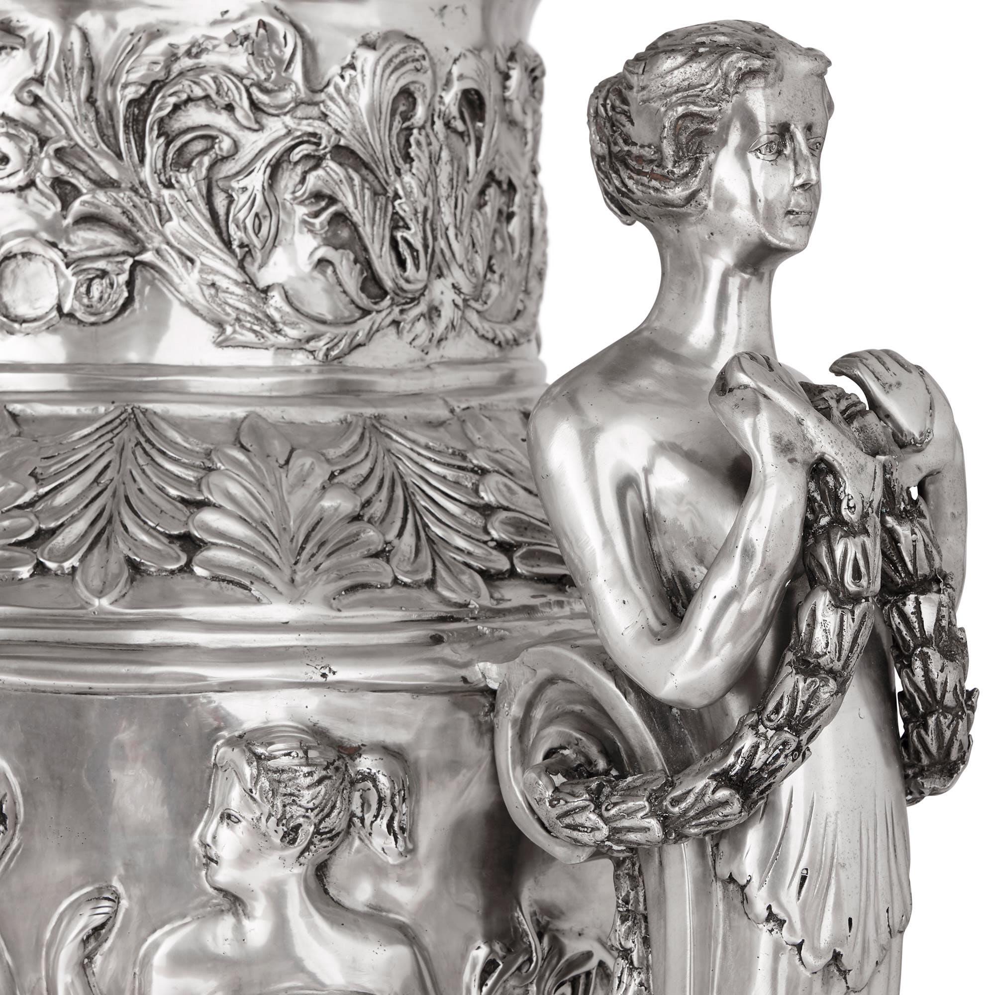Sehr große französische Vasen aus versilberter Bronze (20. Jahrhundert) im Angebot