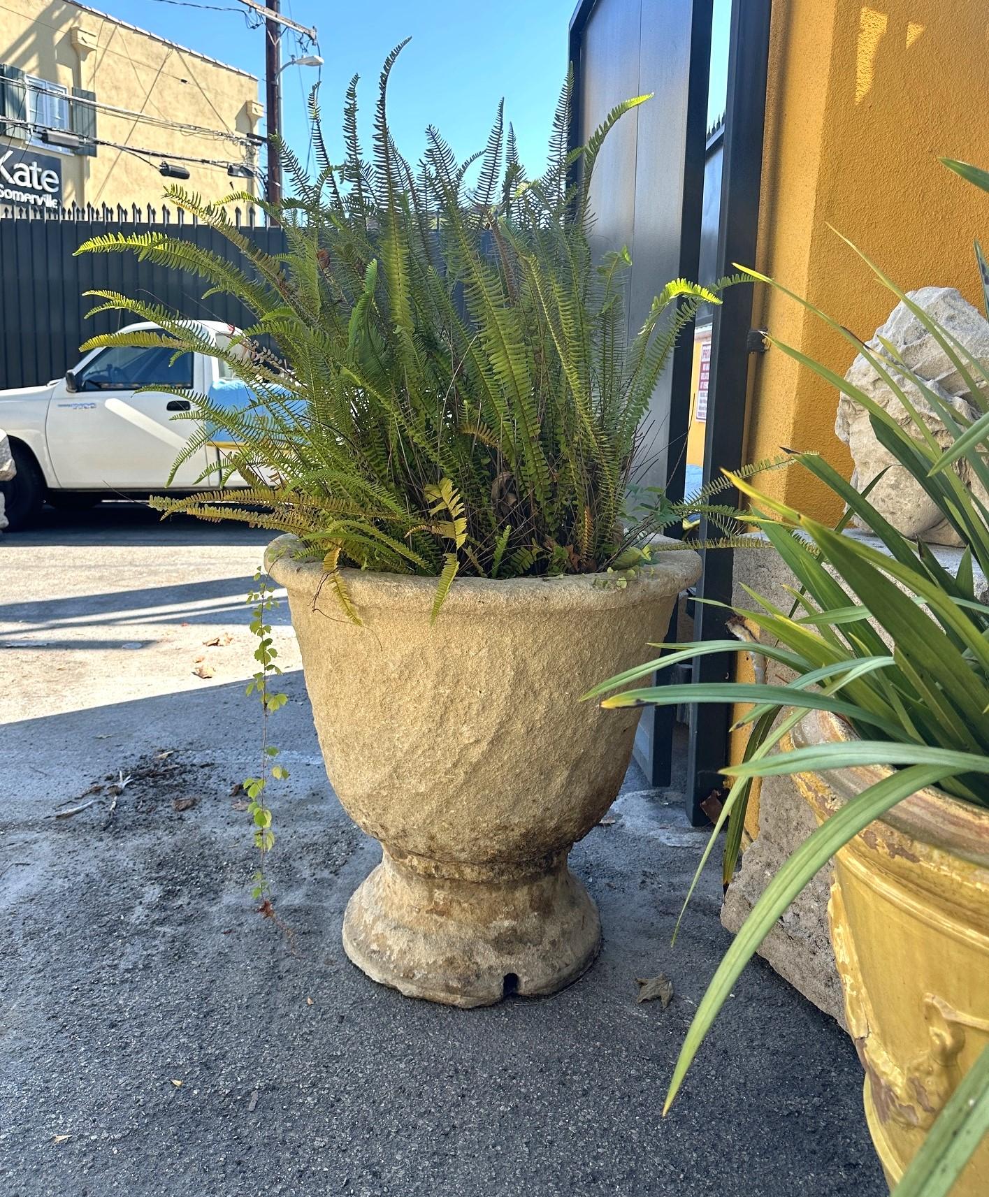 Deux Très Grandes Urnes en Pierre Antique Sculptée à la Main Jardinières Anduze Rustique Jardinières . Récipients ronds en pierre sculptée à la main comme cache pot . Une exécution exquise. Les 2 Anduzes qui rehausseraient l'entrée de votre maison,