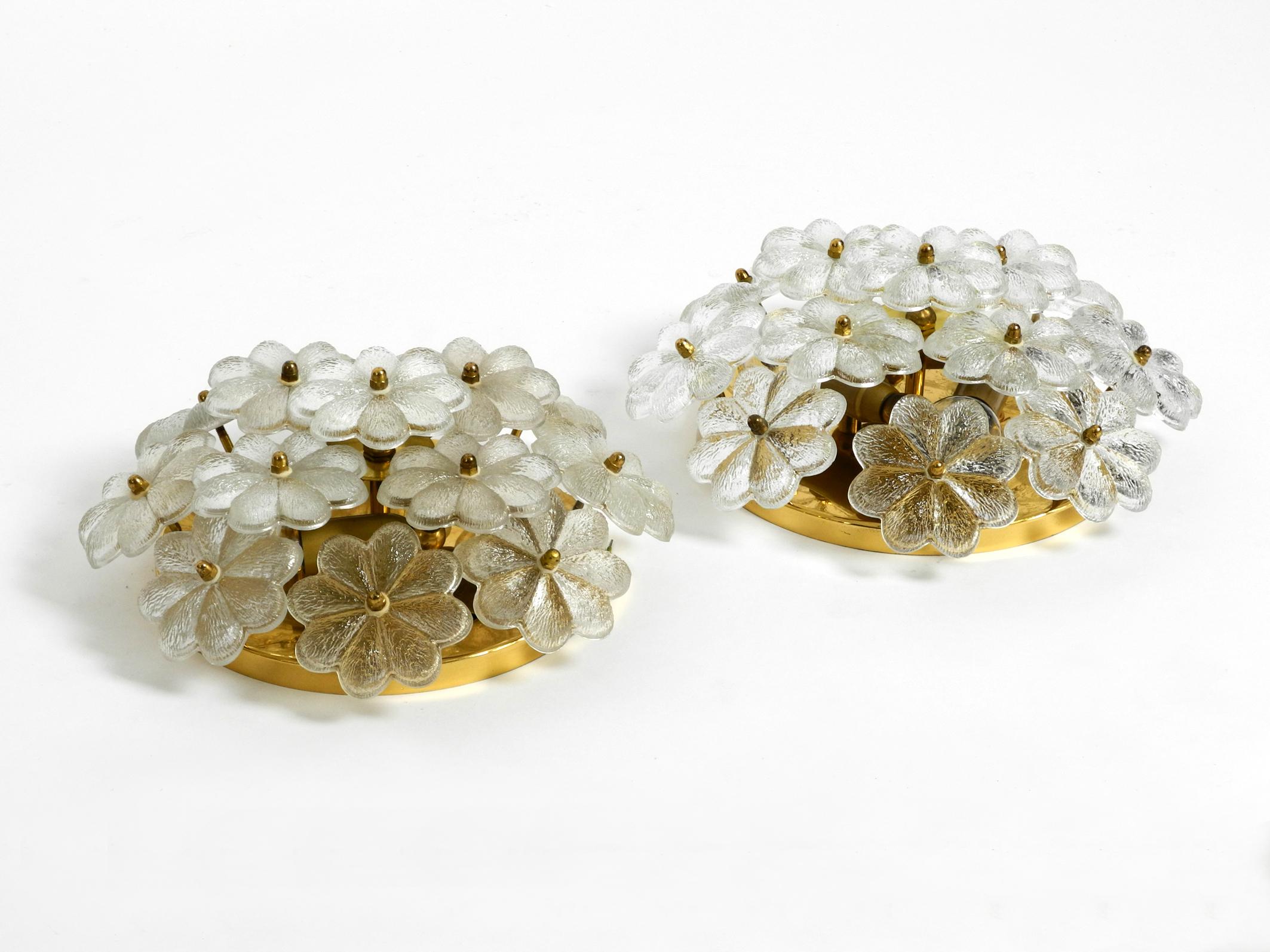 Zwei sehr elegante, seltene Blumen-Deckenlampen aus Messing-Kristallglas aus den 1970er Jahren von Ernst Palme.
Original Labels auf der Rückseite. Drei E14-Glühbirnen auf einer Messingplatte für je 40 W.
Alle Glasblumen sind einzeln