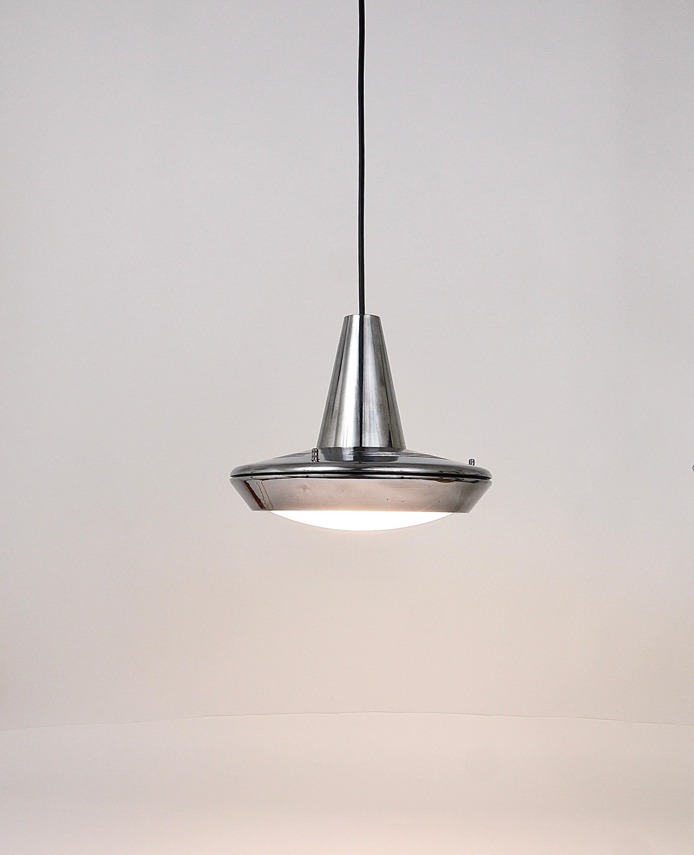Zwei passende Ursa Major Hängelampen aus den 1990er Jahren. Entworfen von Vico Magistretti, ausgeführt von Nemo Italy. Schöne Leuchten aus poliertem Aluminium mit einem massiven satinierten Glasdiffusor auf der Unterseite, der ein wunderbares Licht