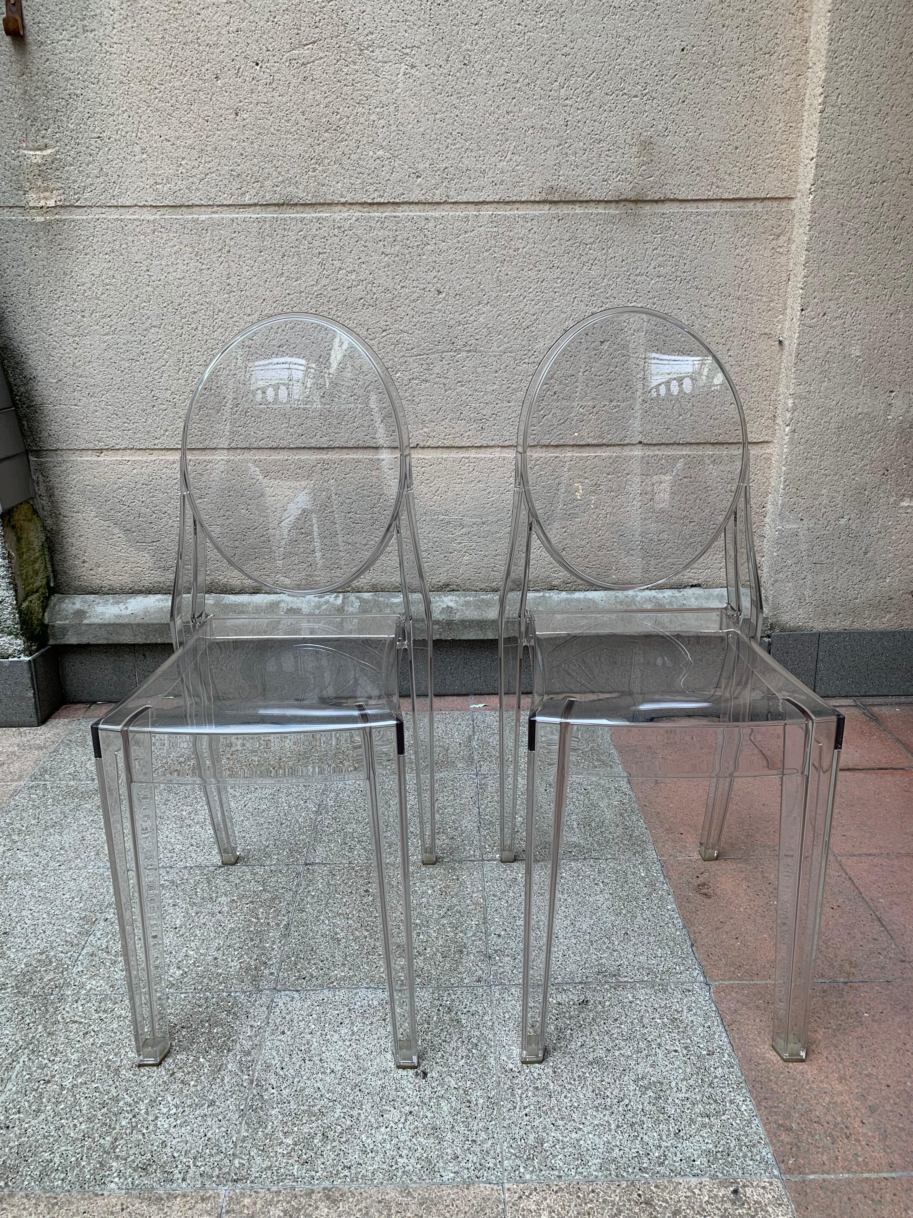 Victoria Ghost chair designed by Philippe Stark for Kartell 

Kartell Edition 
In transparent polycarbonate 
Circa 2005

Dimensions: 
Height : 89cm
Width : 38cm
Depth : 52 cm
Seat height : 46cm

One of the two chairs is slightly damaged