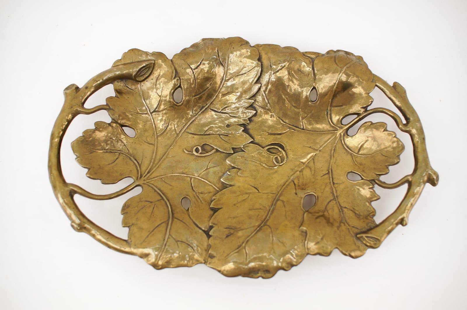Two Vine Leaves Hand Formed into a Solid Brass Bowl, 1960s For Sale 4