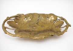 Zwei Weinblätter, von Hand in eine massive Messingschale geformt, 1960er Jahre