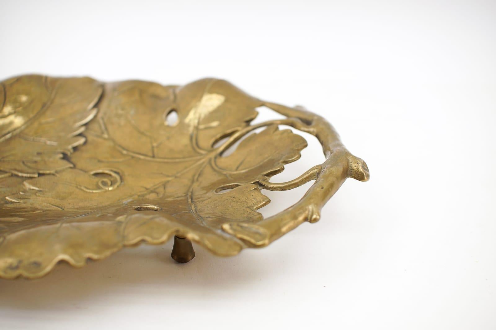 Two Vine Leaves Hand Formed into a Solid Brass Bowl, 1960s In Good Condition For Sale In Nürnberg, Bayern