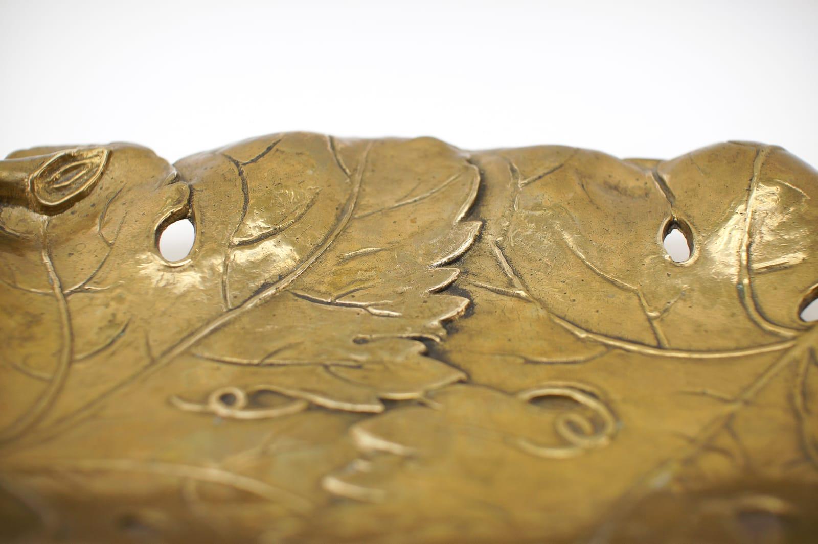 Two Vine Leaves Hand Formed into a Solid Brass Bowl, 1960s For Sale 1