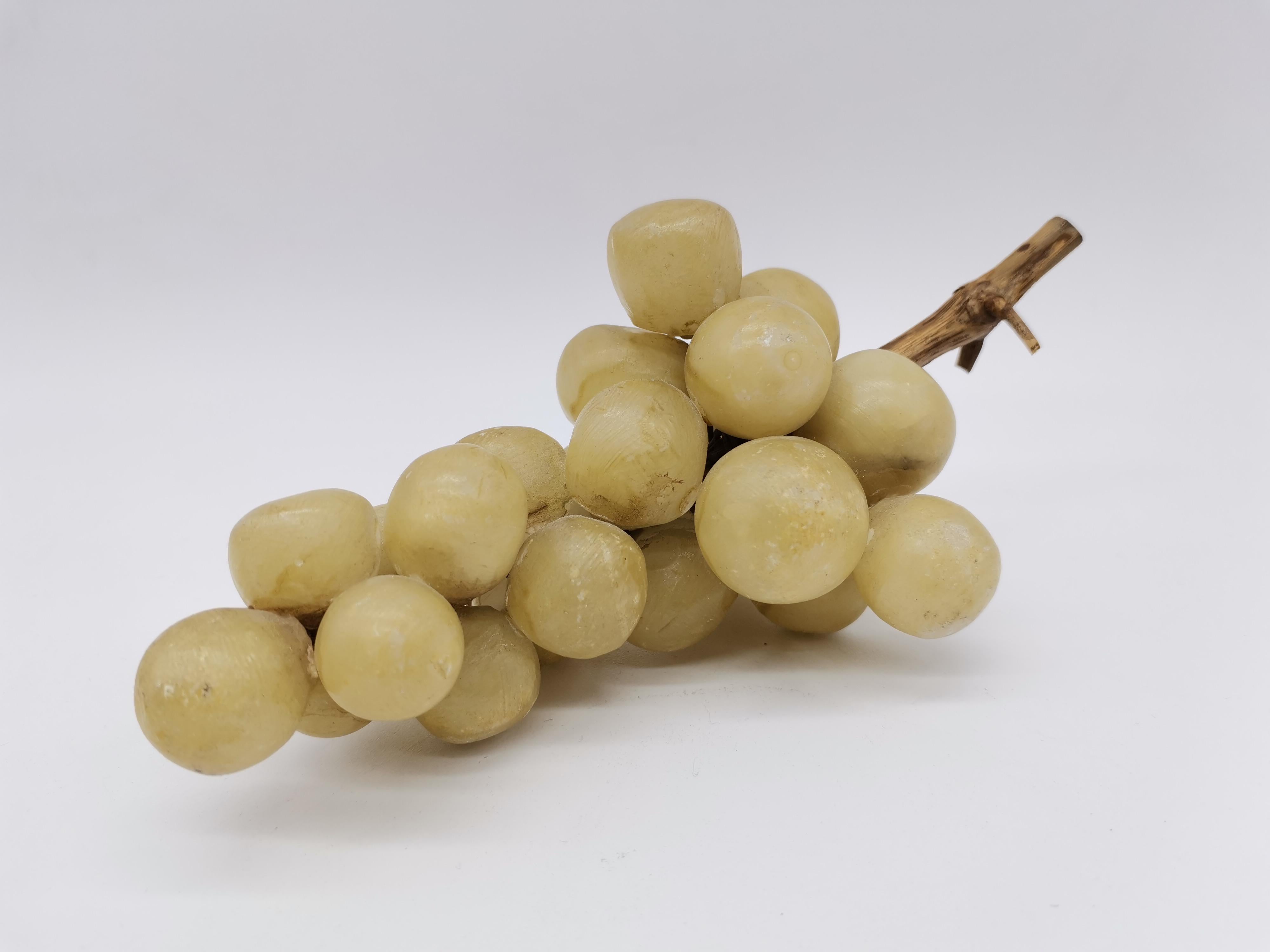20ième siècle Deux vignes de raisins « Brillantes et plus foncées », albâtre en vente