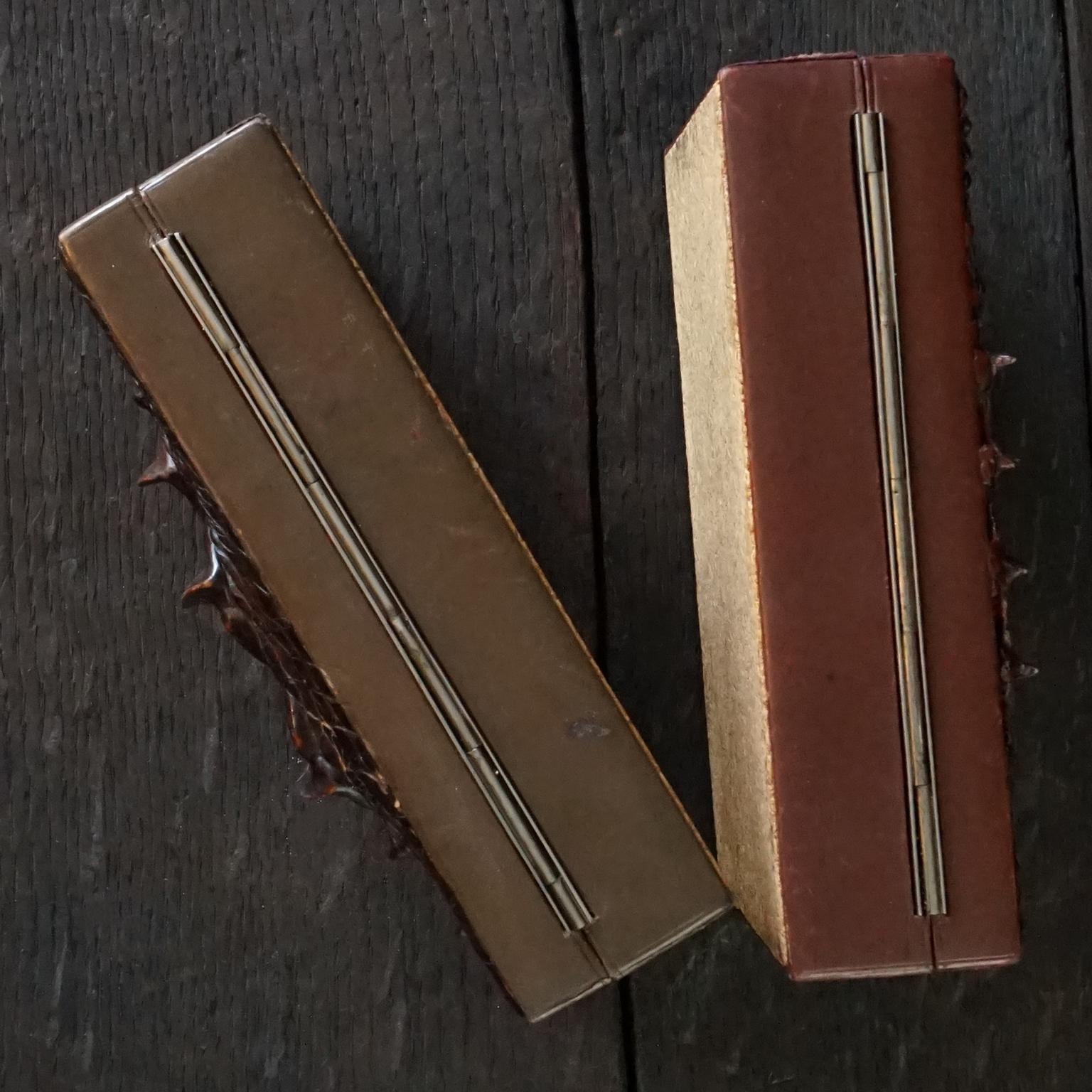 Cuir Deux boîtes à cigares françaises des années 1960 en bois de cèdre embossé en cuir de crocodile en vente