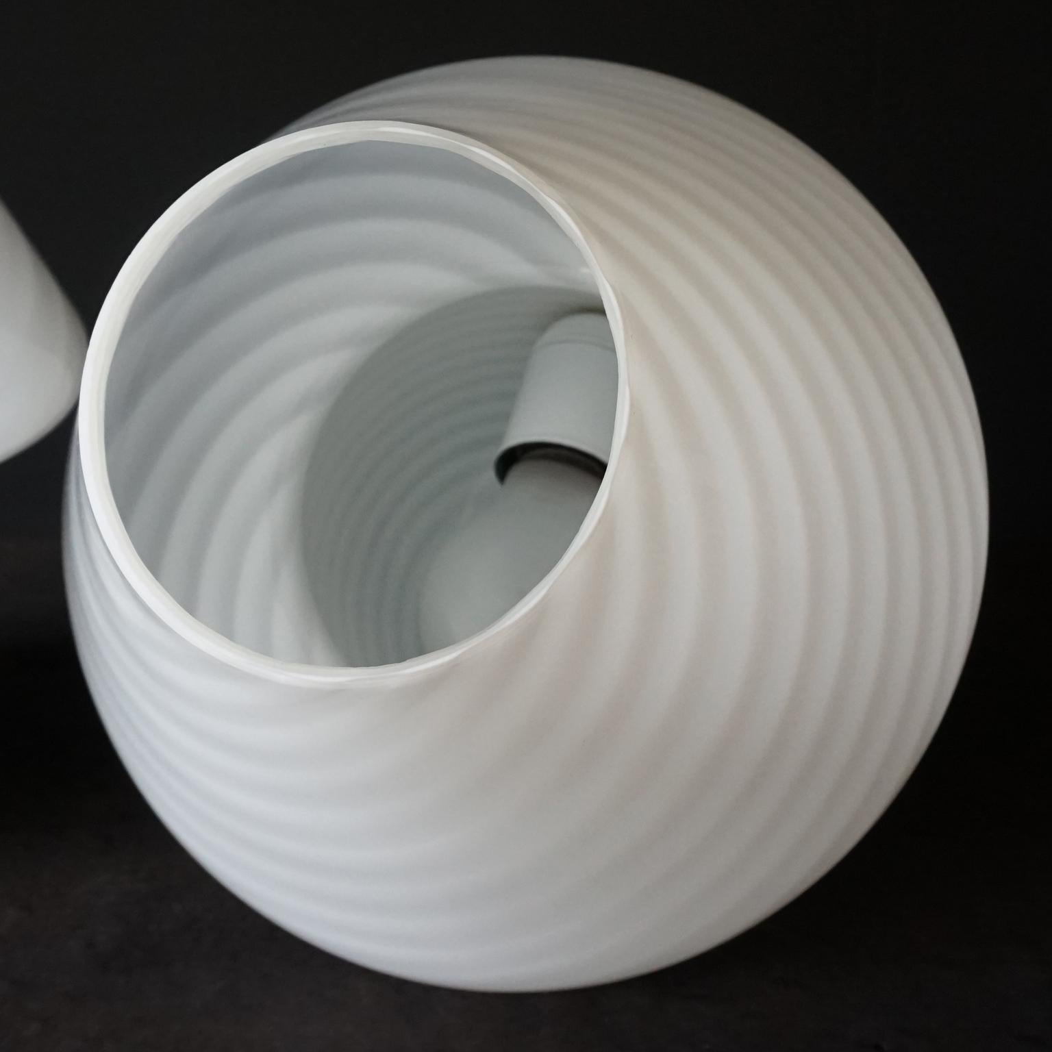 Two Vintage 1970s Italian Vetra Venini Murano White Glass Swirl Mushroom Lamps 5