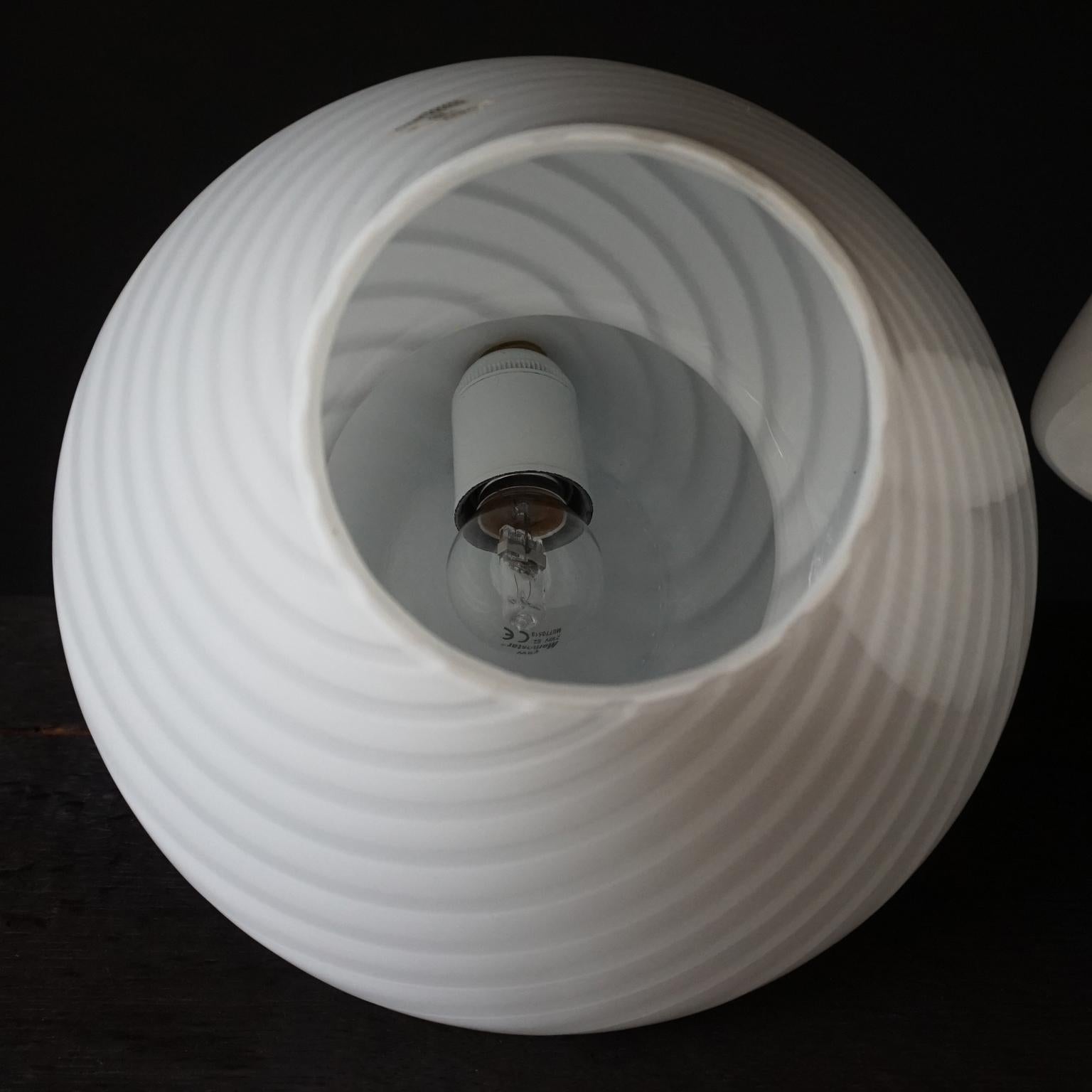 Two Vintage 1970s Italian Vetra Venini Murano White Glass Swirl Mushroom Lamps 6
