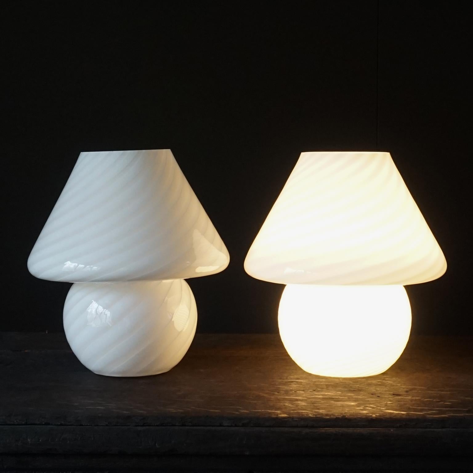 Two Vintage 1970s Italian Vetra Venini Murano White Glass Swirl Mushroom Lamps In Good Condition In Haarlem, NL