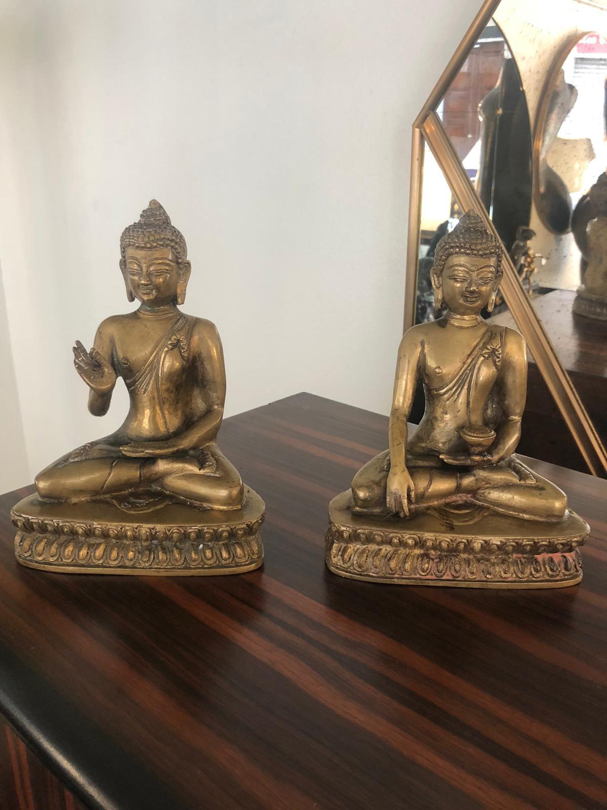 Pair of similar not identical vintage 20th century golden brass Buddah book end bookcase decorations. Pair of decorative items made of golden brass to be used as decorative desk accessories, paper weights, bookcase decorations or bookends.
They are
