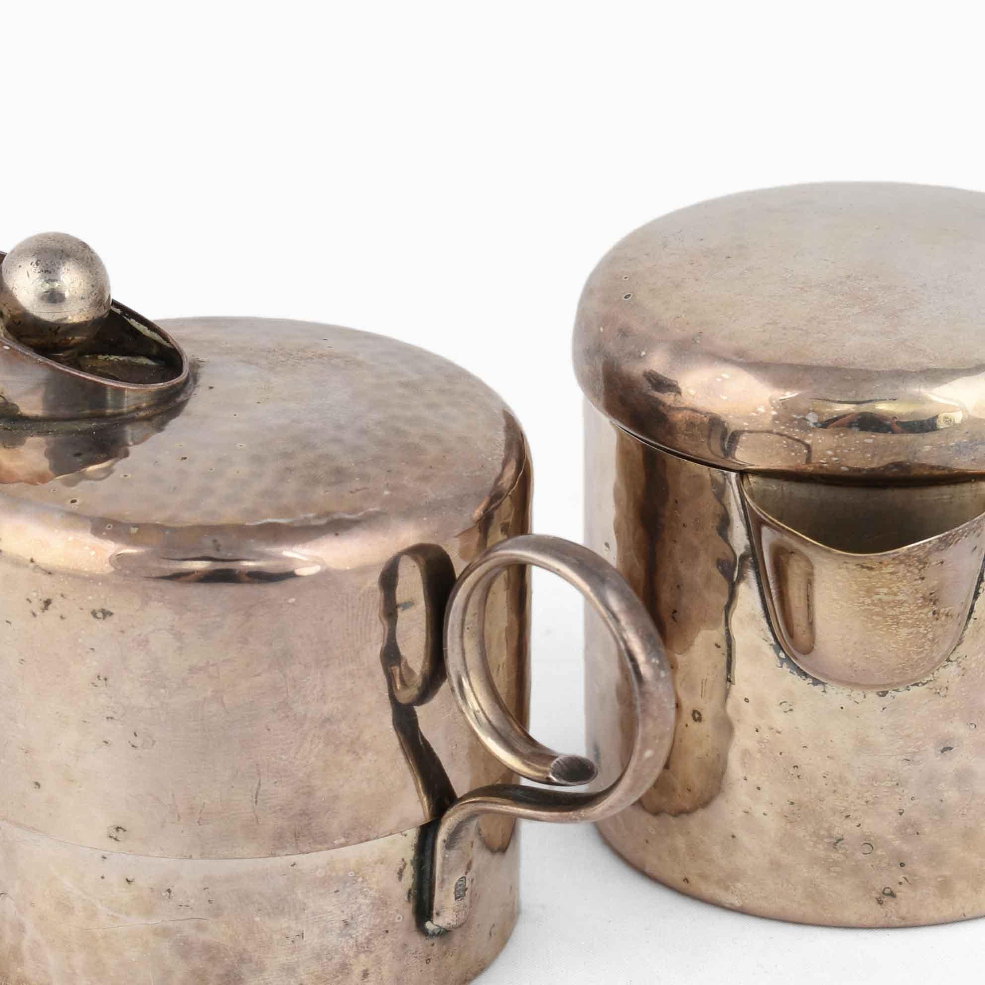 Two vintage pitchers is an original decorative pair of objects realized in the early 20th century.

Orginal silver plated metal. Made in Germany. 

Very good conditions. 

Very beautiful and brilliant pair of objects realized in Germany. Each