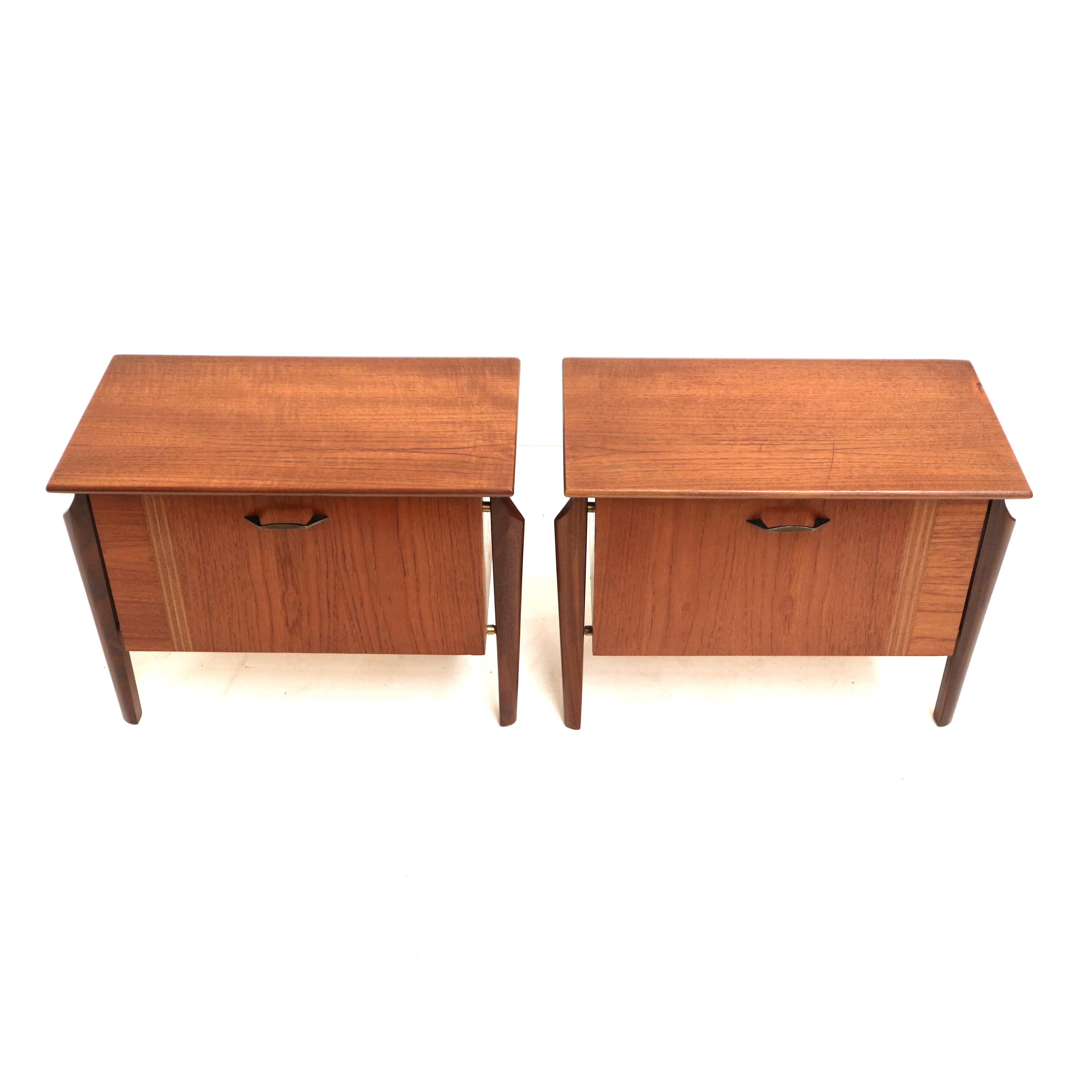 Zwei Vintage-Nachttische von Louis van Teeffelen für WéBé aus den 1960er Jahren.

Abmessungen:
Breite: 53,5 cm
Tiefe: 30,5 cm
Höhe: 41,8 cm