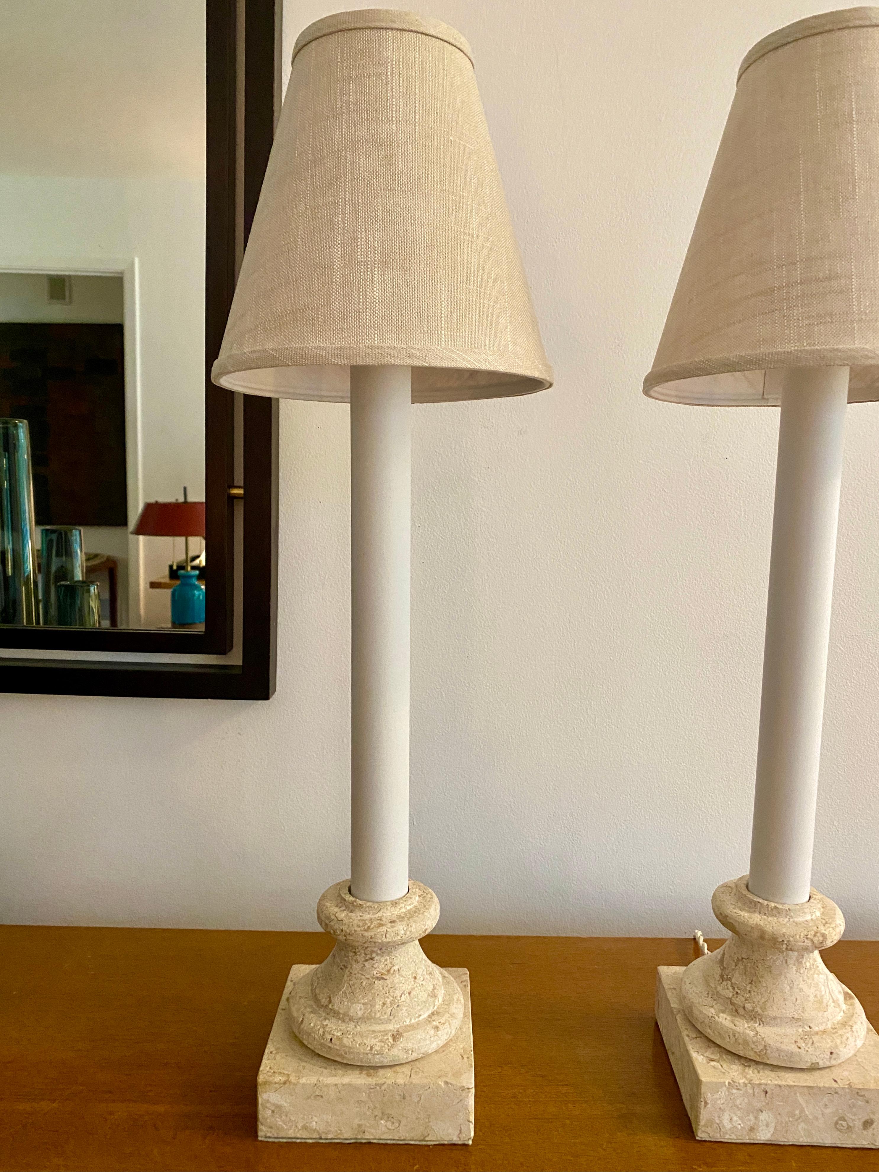 Américain Deux lampes vintage en travertin beige avec abat-jour en lin en vente
