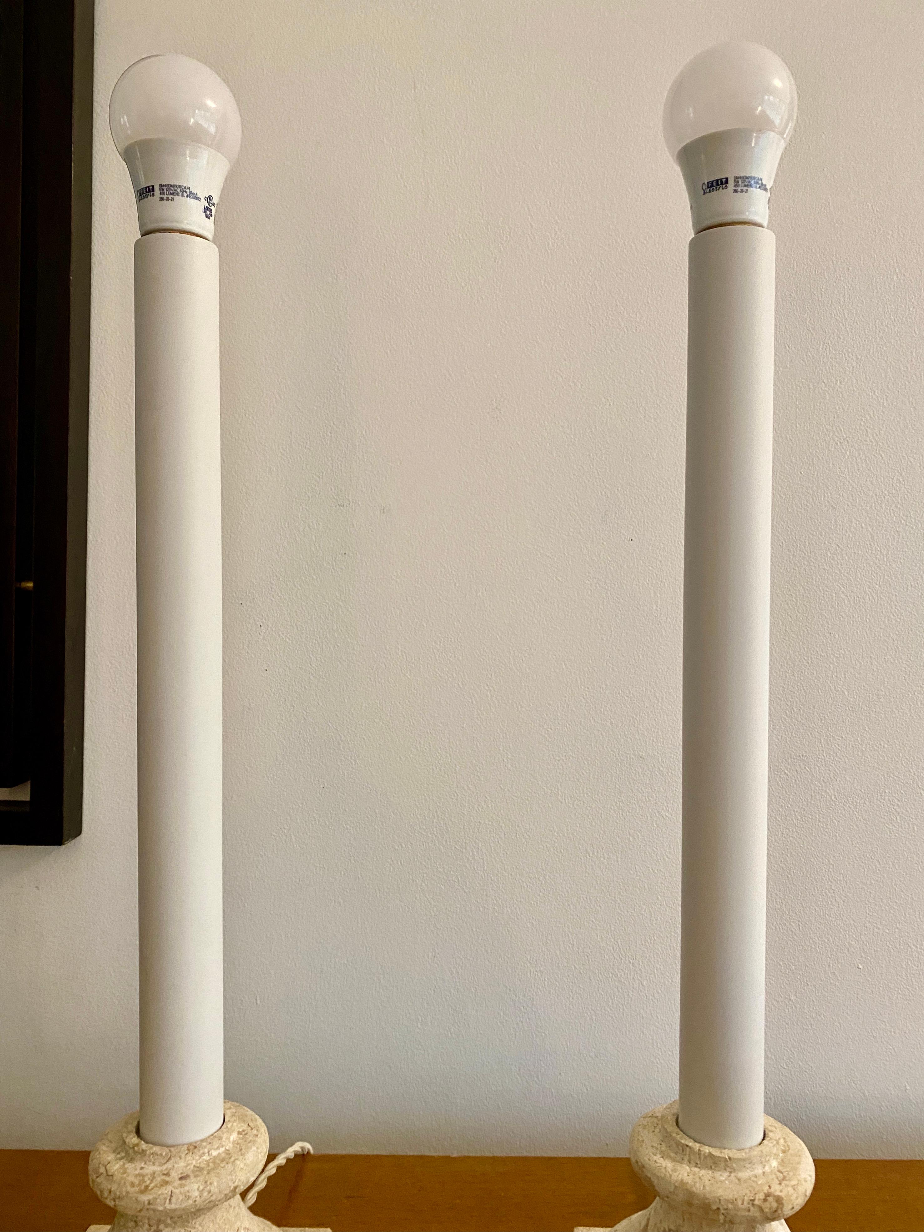 Deux lampes vintage en travertin beige avec abat-jour en lin en vente 1