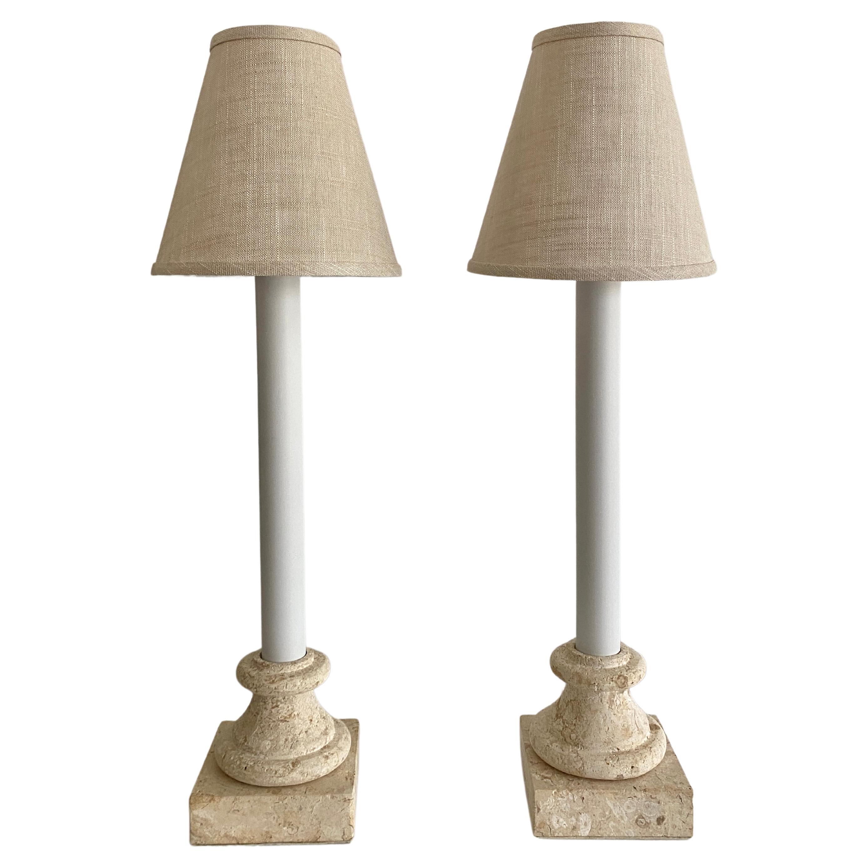 Deux lampes vintage en travertin beige avec abat-jour en lin en vente