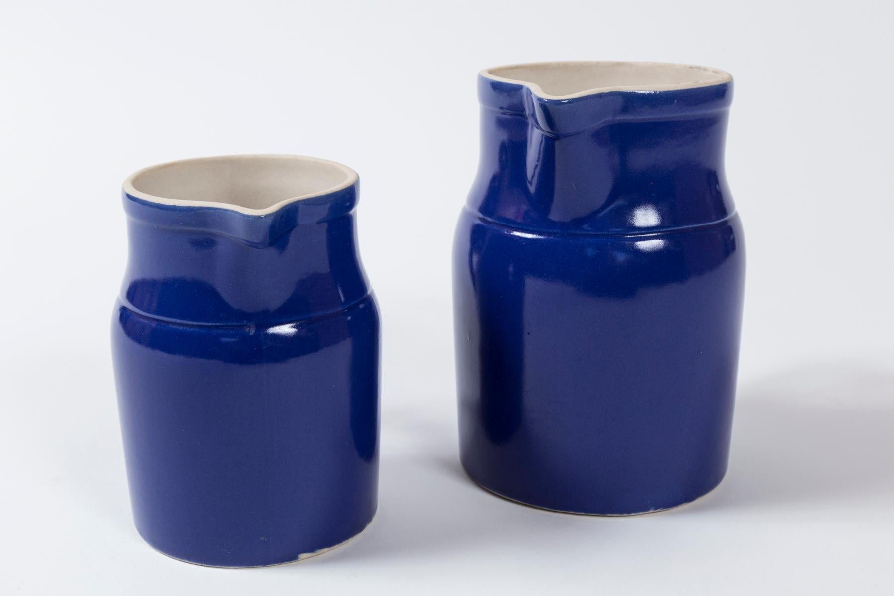 Zwei Milchkrüge aus Keramik, Digoin, Frankreich, ca. 1960er Jahre im Zustand „Gut“ im Angebot in Chappaqua, NY