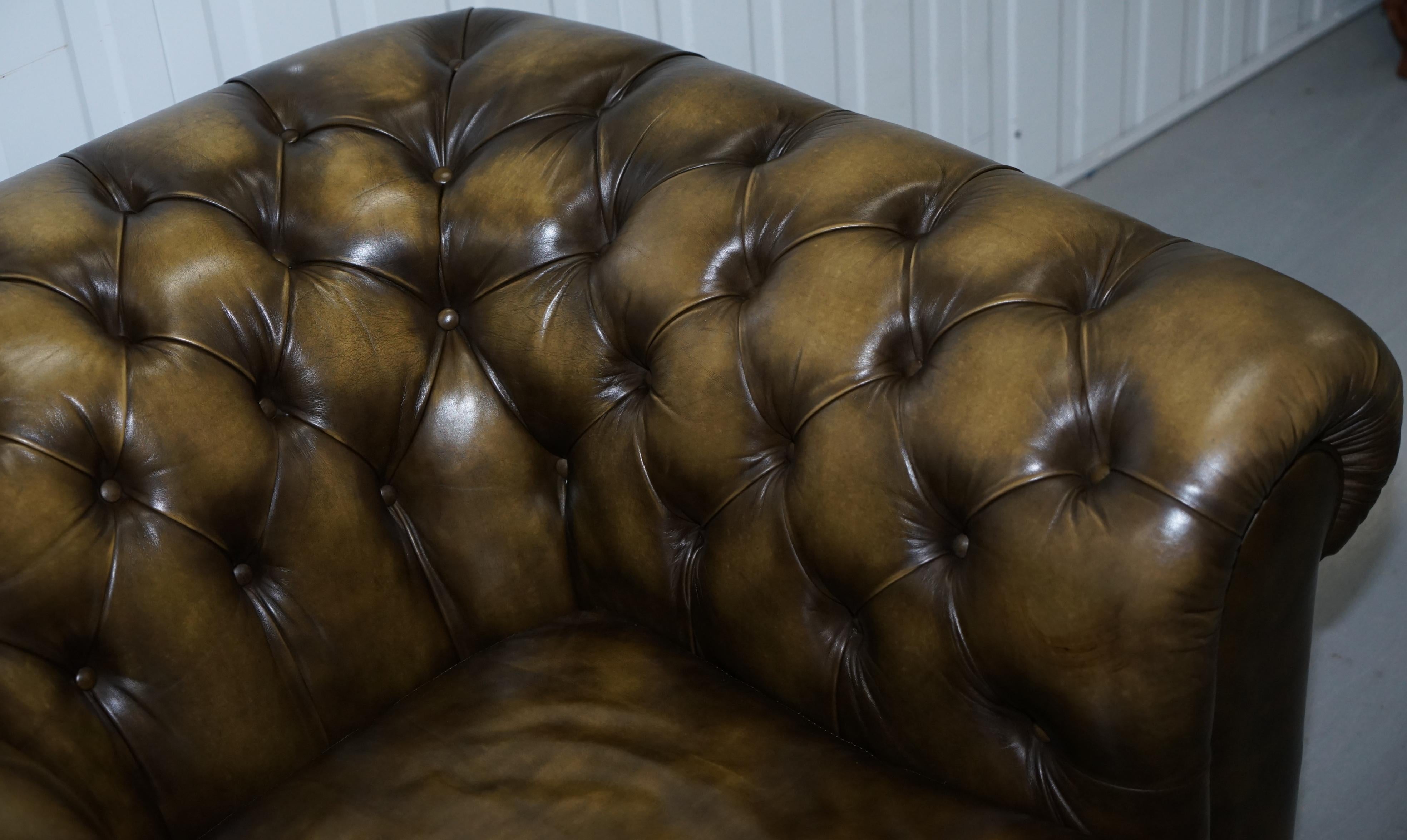 Due poltrone club in pelle Chesterfield vintage con cuscini in piuma in vendita 10