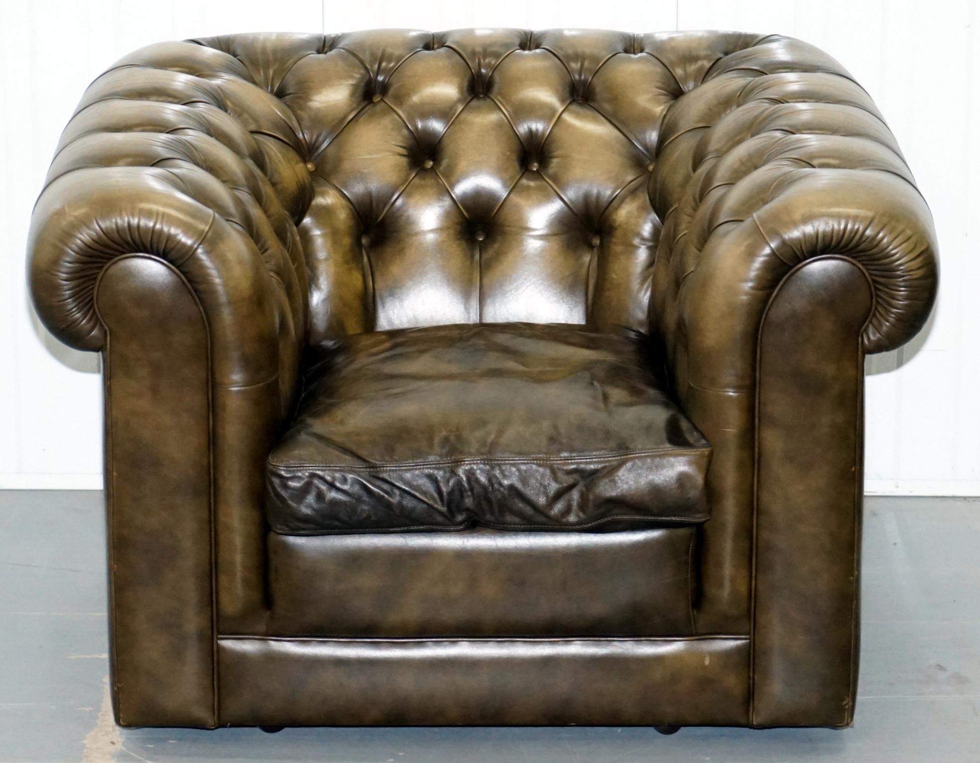 Zwei Vintage Chesterfield Leder Club Sessel Federkissen (Englisch) im Angebot