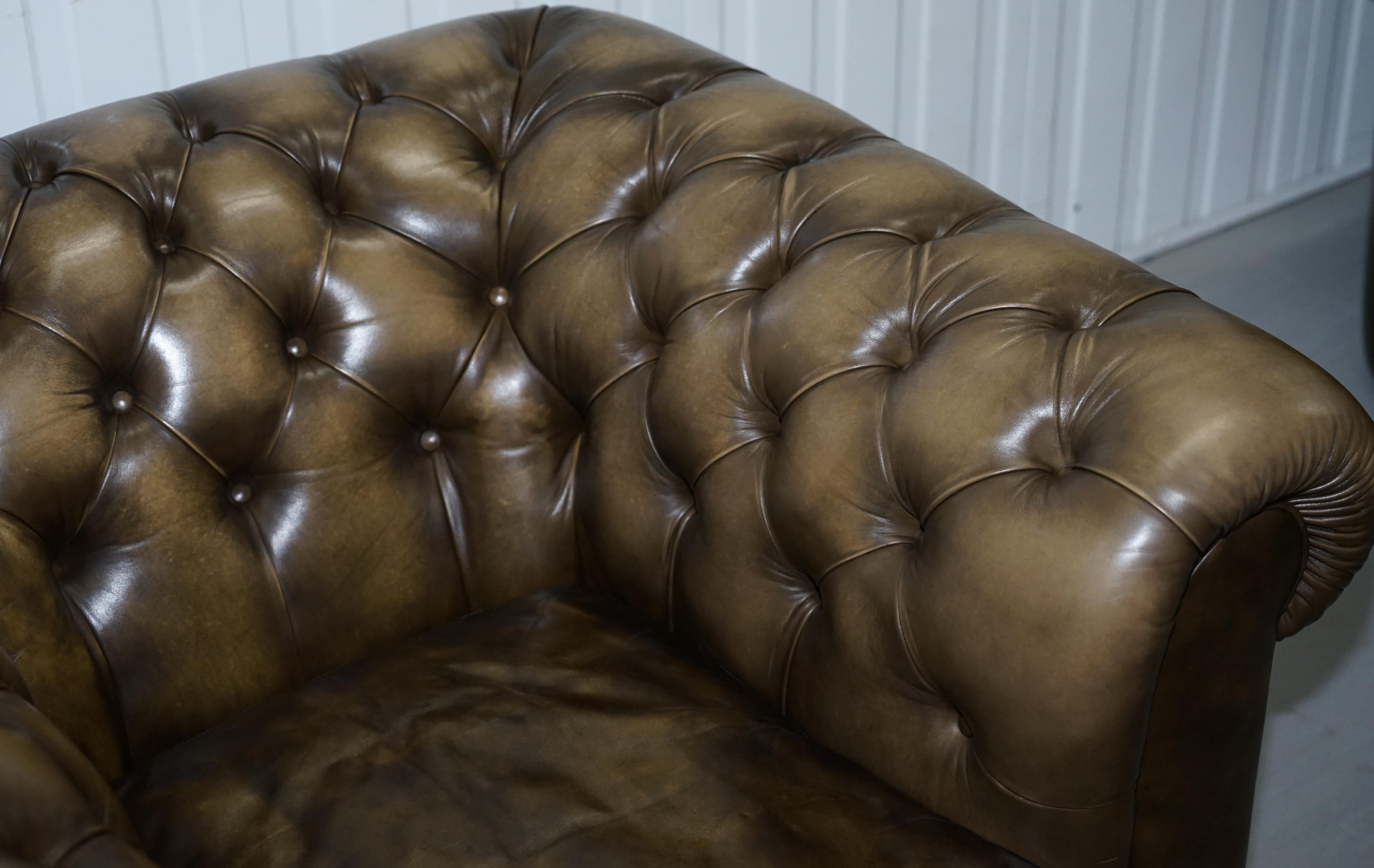 XX secolo Due poltrone club in pelle Chesterfield vintage con cuscini in piuma in vendita