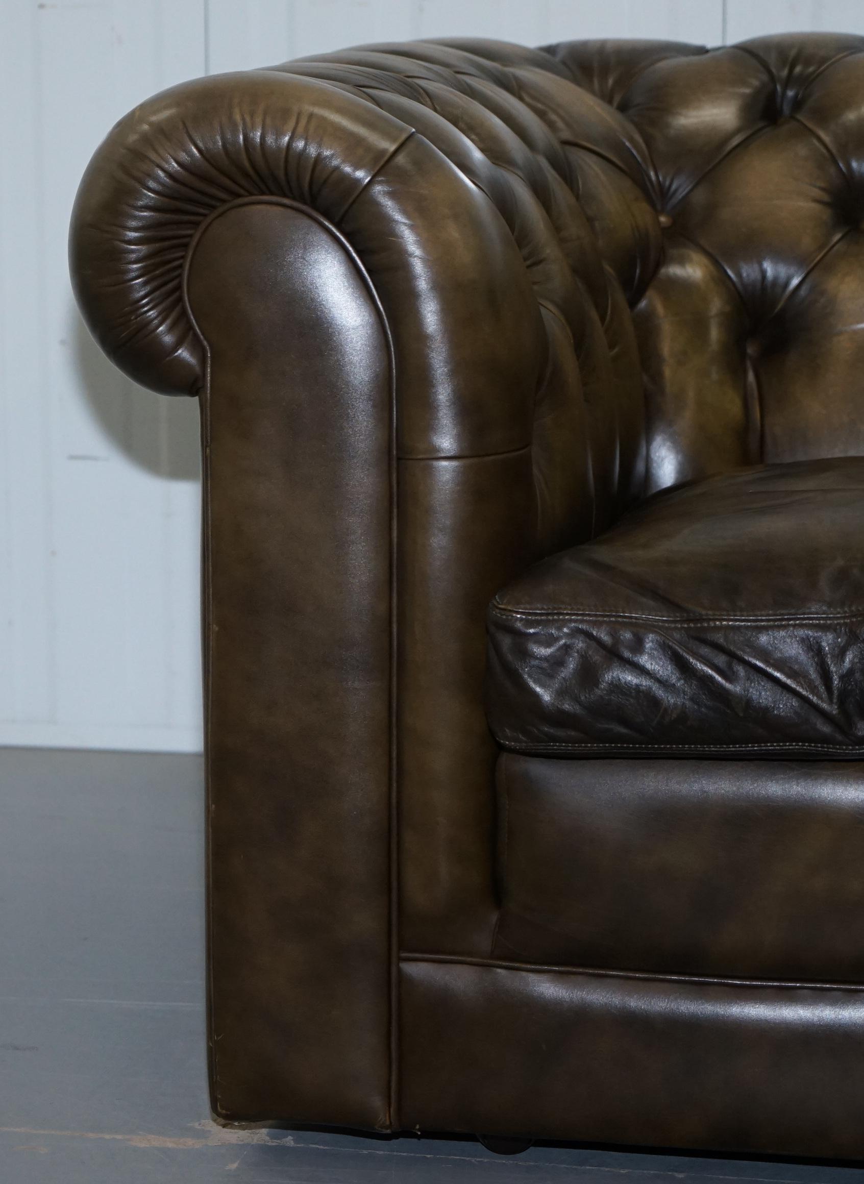 Pelle Due poltrone club in pelle Chesterfield vintage con cuscini in piuma in vendita