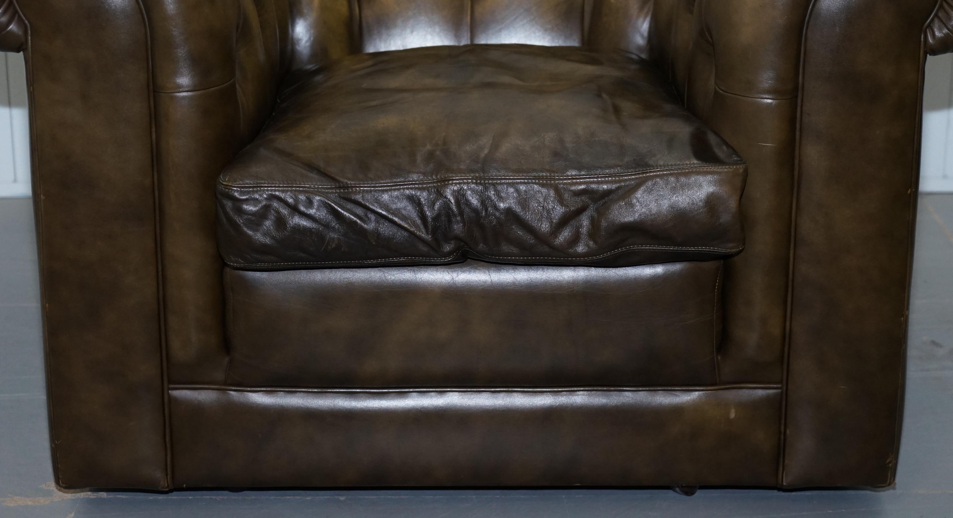 Due poltrone club in pelle Chesterfield vintage con cuscini in piuma in vendita 1