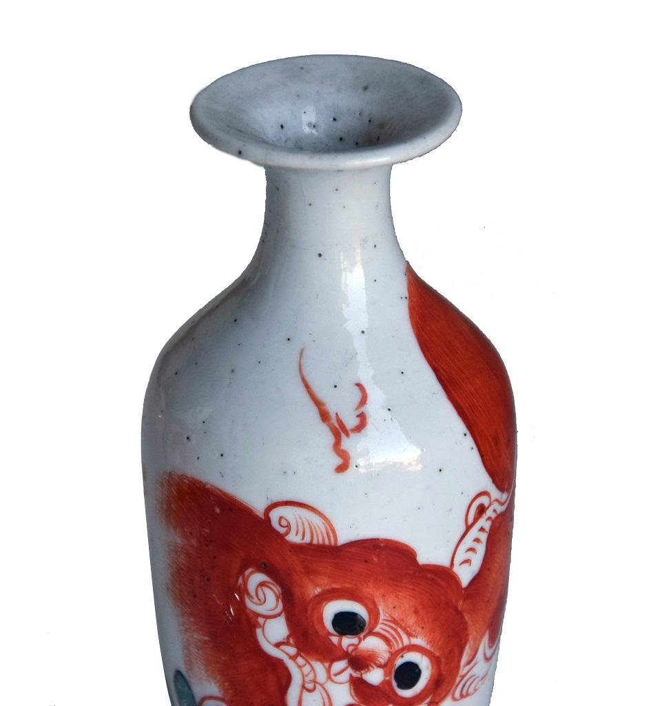 Two Porcelain Vases è una coppia di oggetti decorativi realizzati in Cina all'inizio del XX secolo.

Porcellana smaltata originale.

Condizioni eccellenti.

Bellissima e delicata coppia di piccoli vasi decorati realizzati in porcellana con
