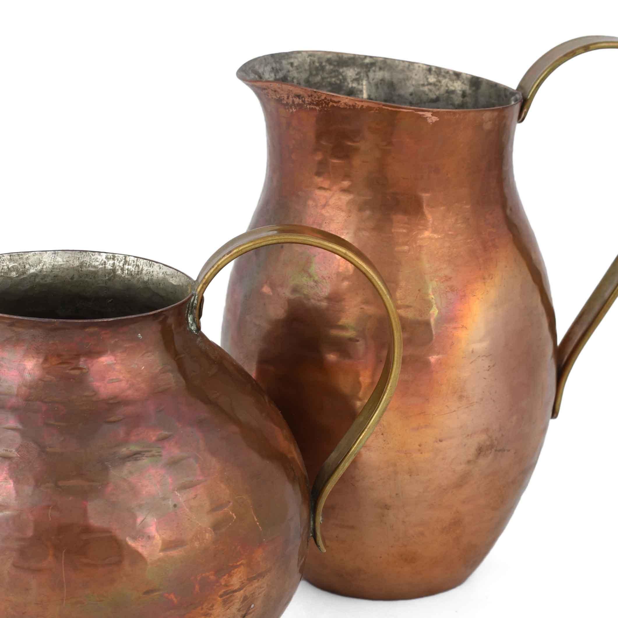 Two copper pitchers is an original decorative pair of objects realized in the second third of the 20th century.

Original copper, the set includes: a high copper pitcher (H. 16 cm) and a smaller copper pitcher (H. 12.5 cm).

Realized by Harald