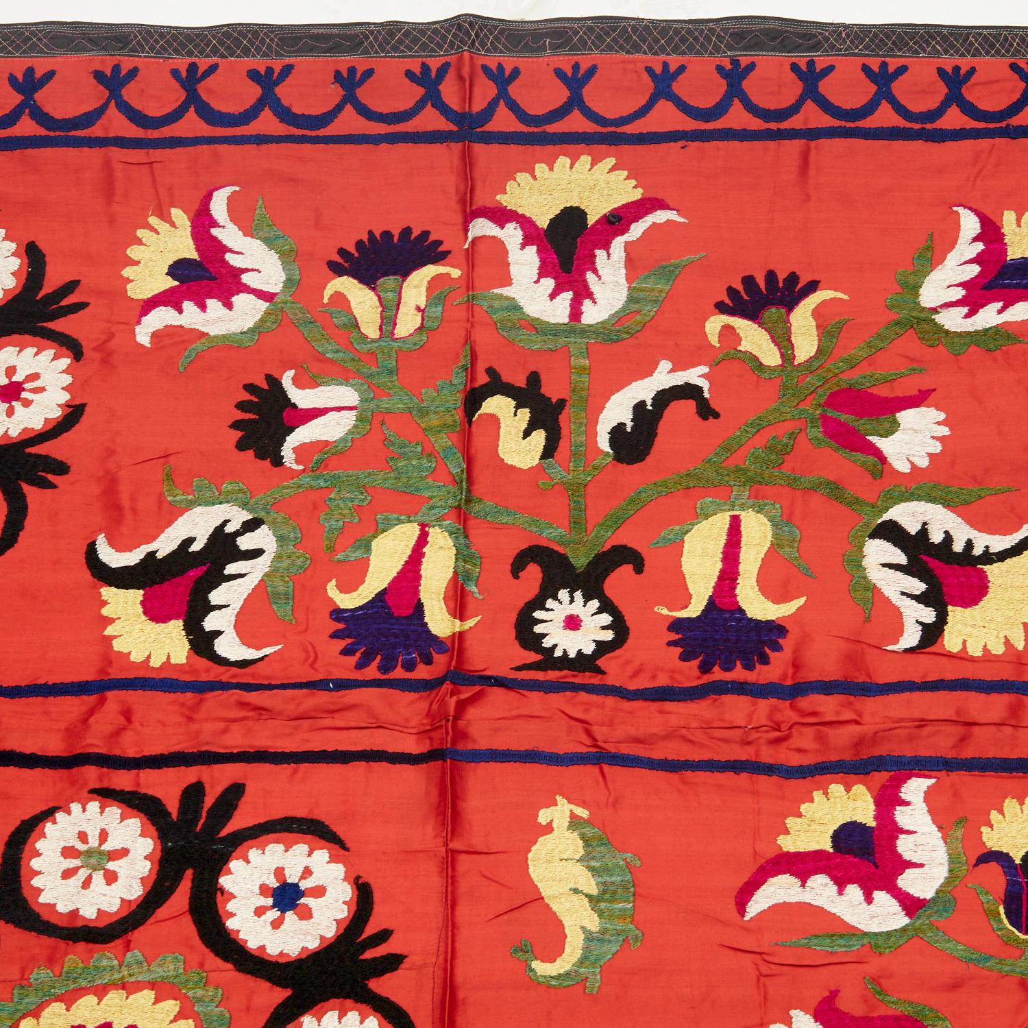 De la collection de l'artiste visuel Lewis Stein, NYC, deux textiles brodés de style Suzani de la fin du 20e siècle, probablement d'Ouzbékistan, chacun avec un motif floral coloré brodé, le plus grand exemple avec un texte brodé et une frange jaune.