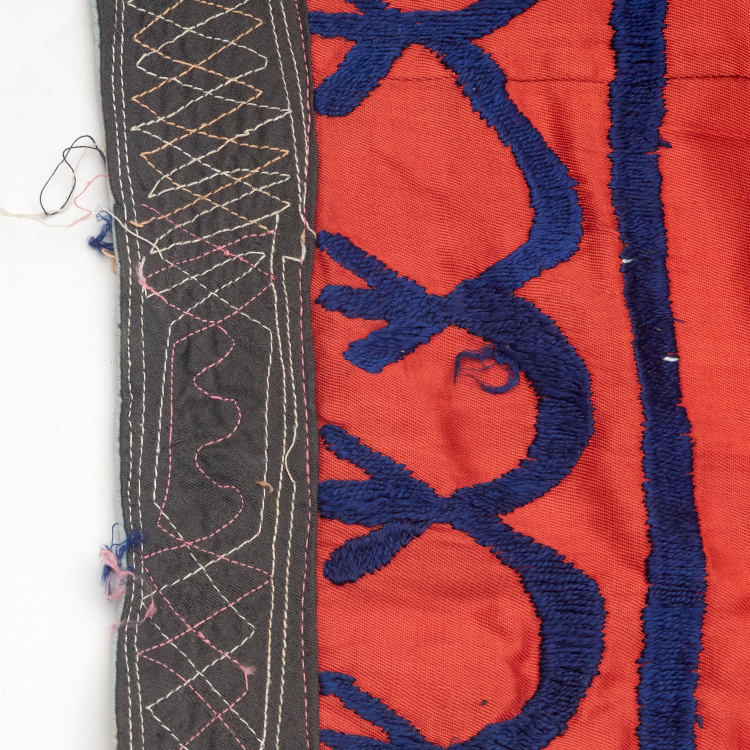 Fait main Deux textiles vintage brodés de style Suzani d'Asie centrale - Ex Lewis Stein en vente